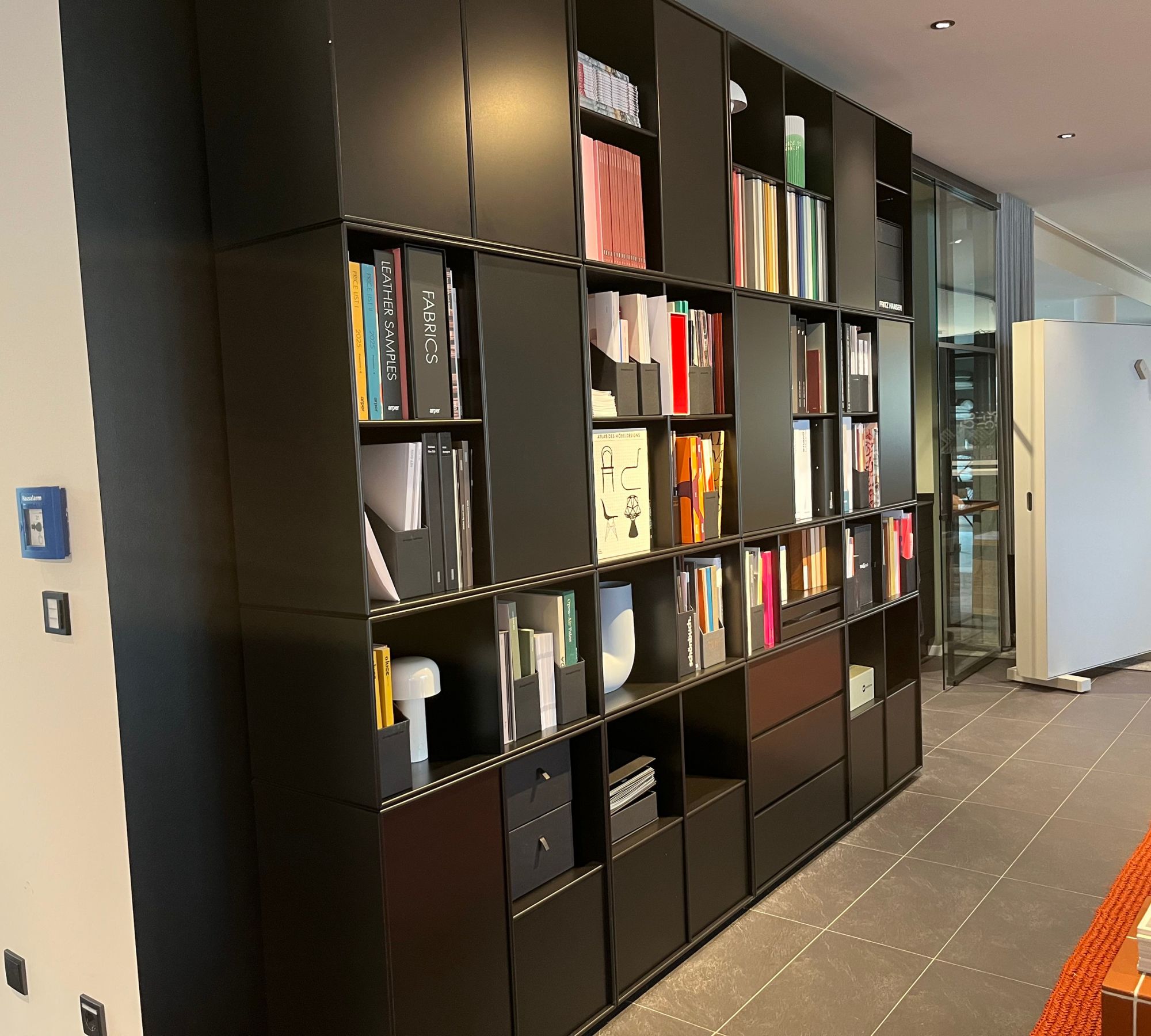 Vita Regal mit Beleuchtung Raucheiche Schwarz