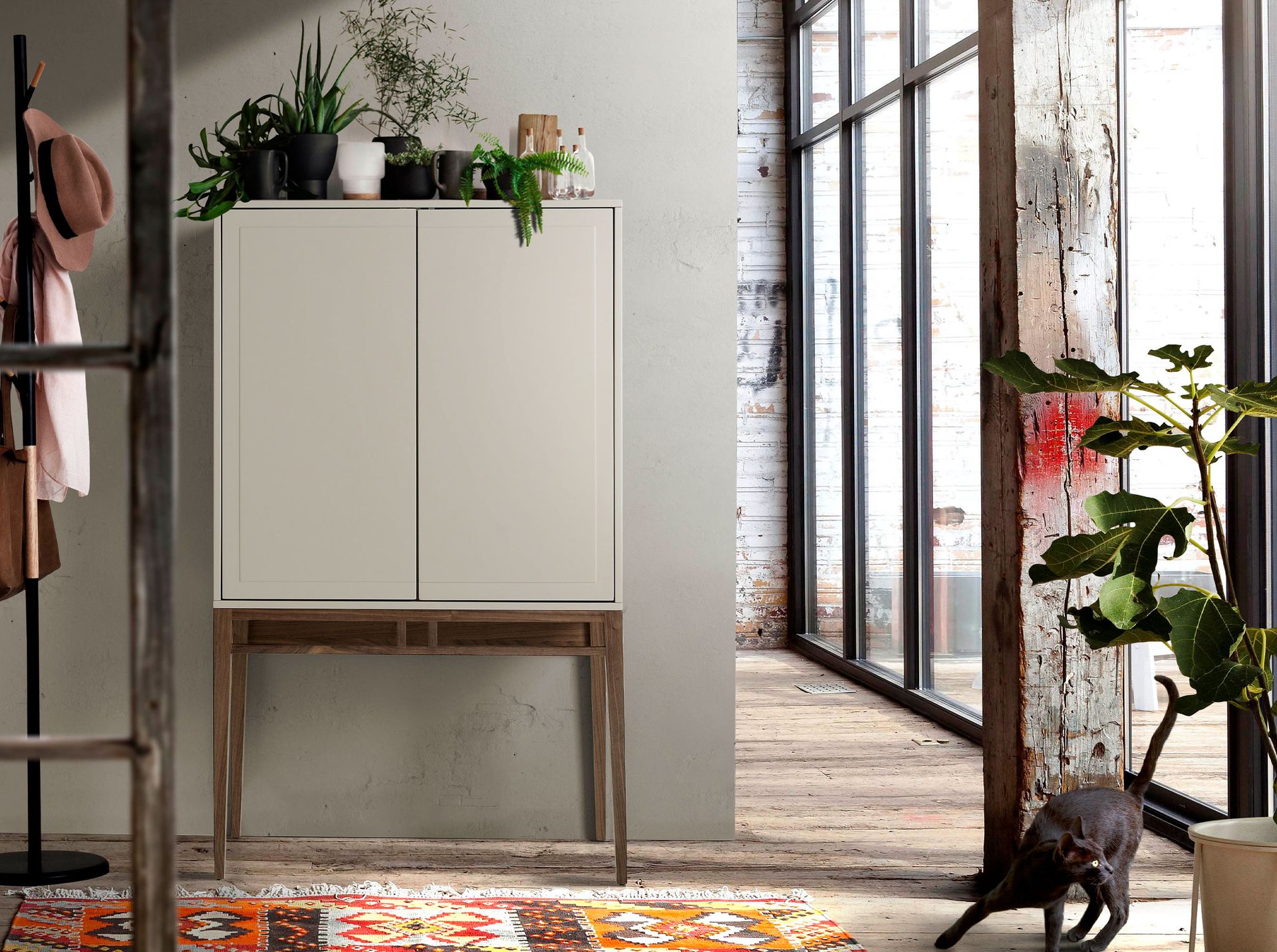 Hohes Sideboard Walnussfurnier Creme