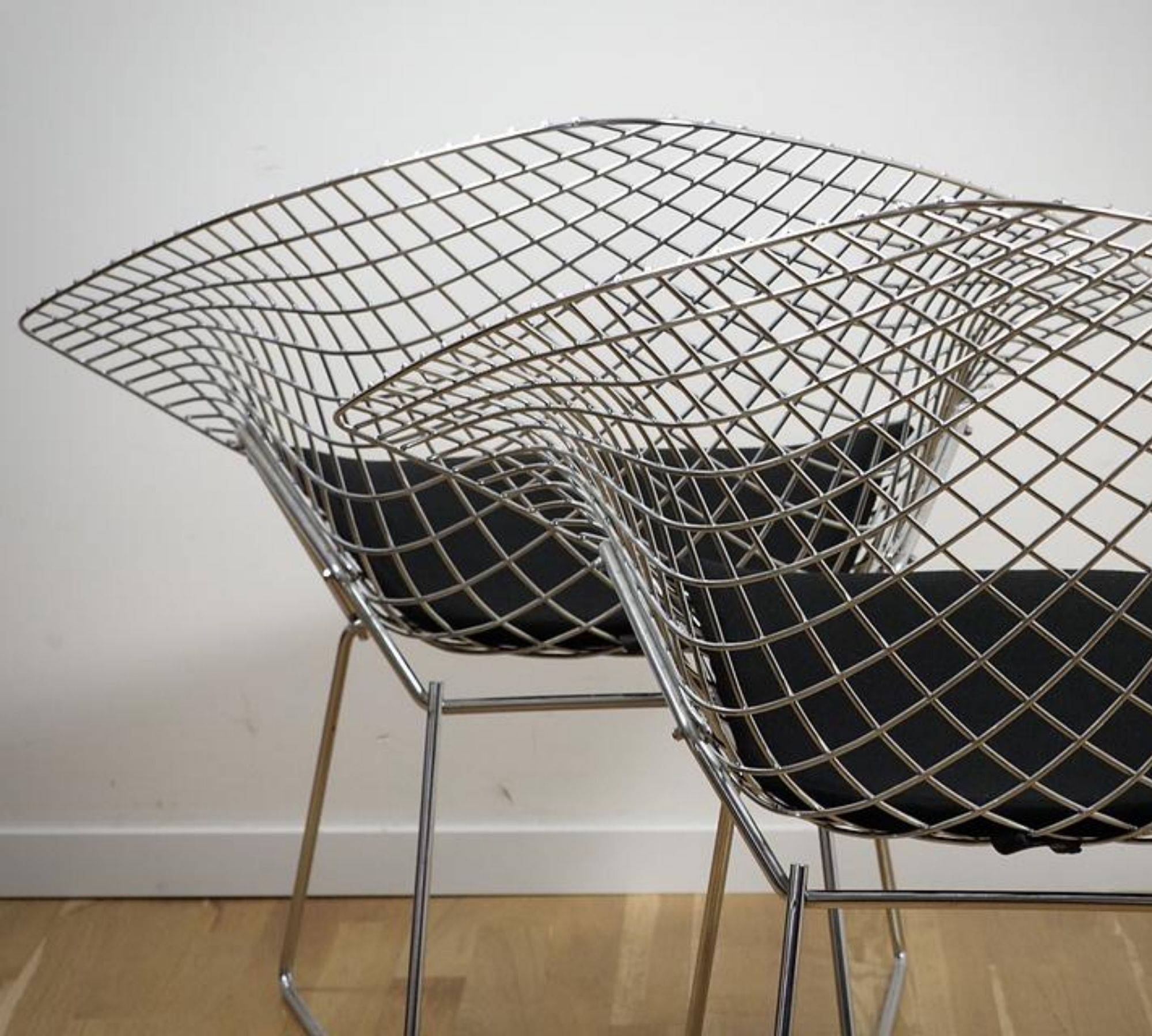 Bertoia Diamond Chair Silber mit schwarzem Kissen