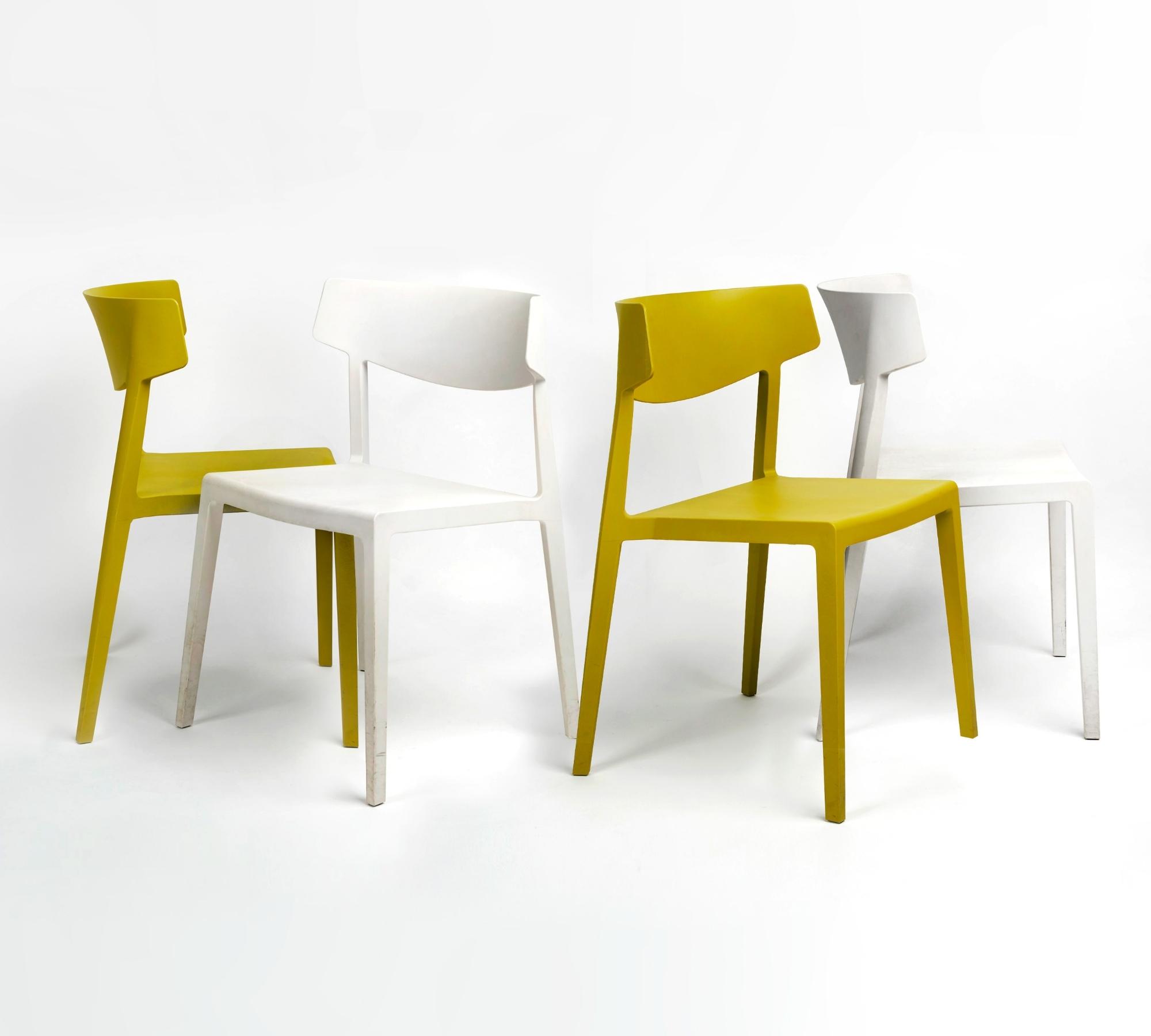 Indoor-Outdoor Stapelbarer Kunststoff-Stuhl in Weiß