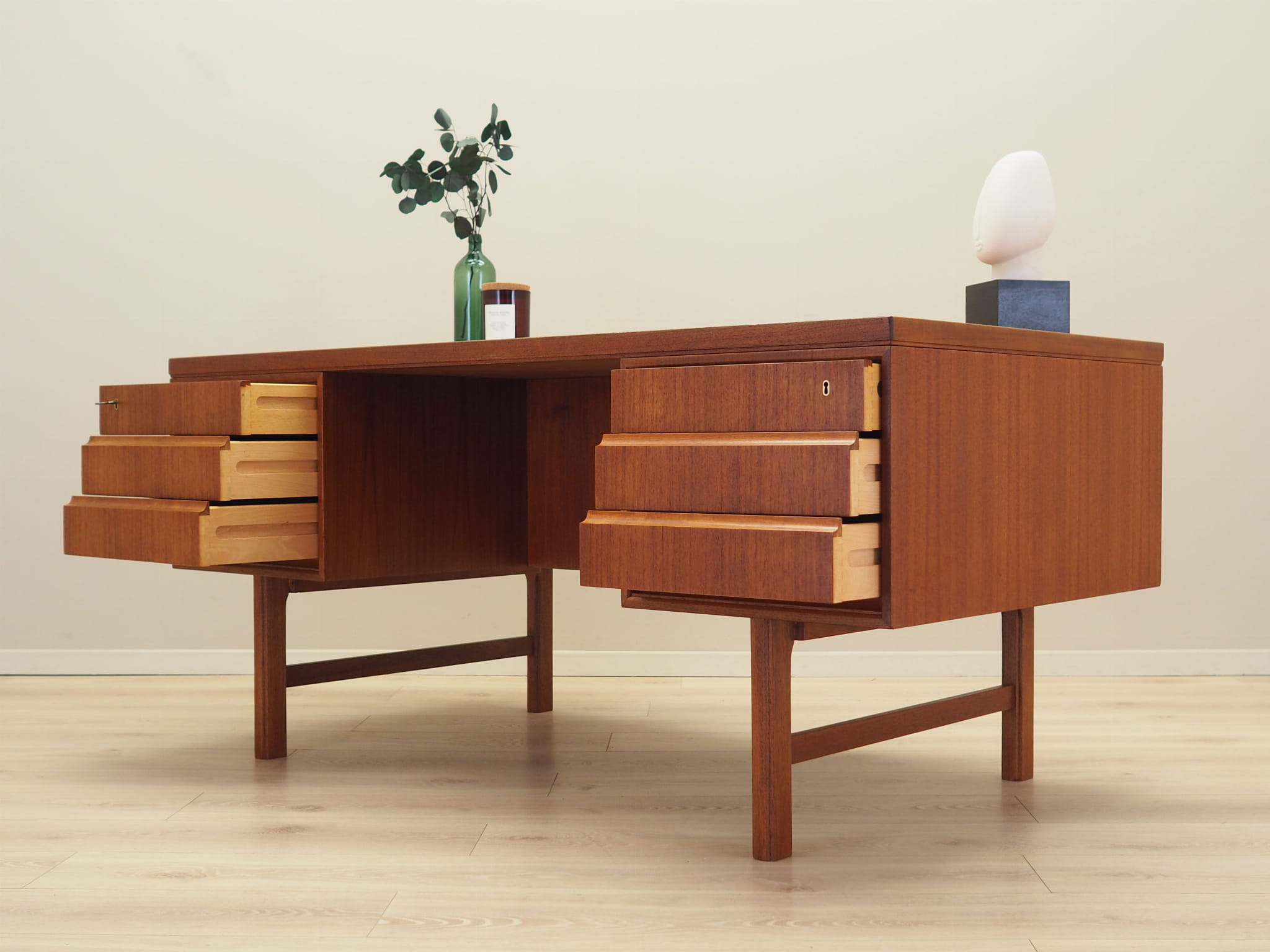 Schreibtisch Teakholz 1970er Jahre