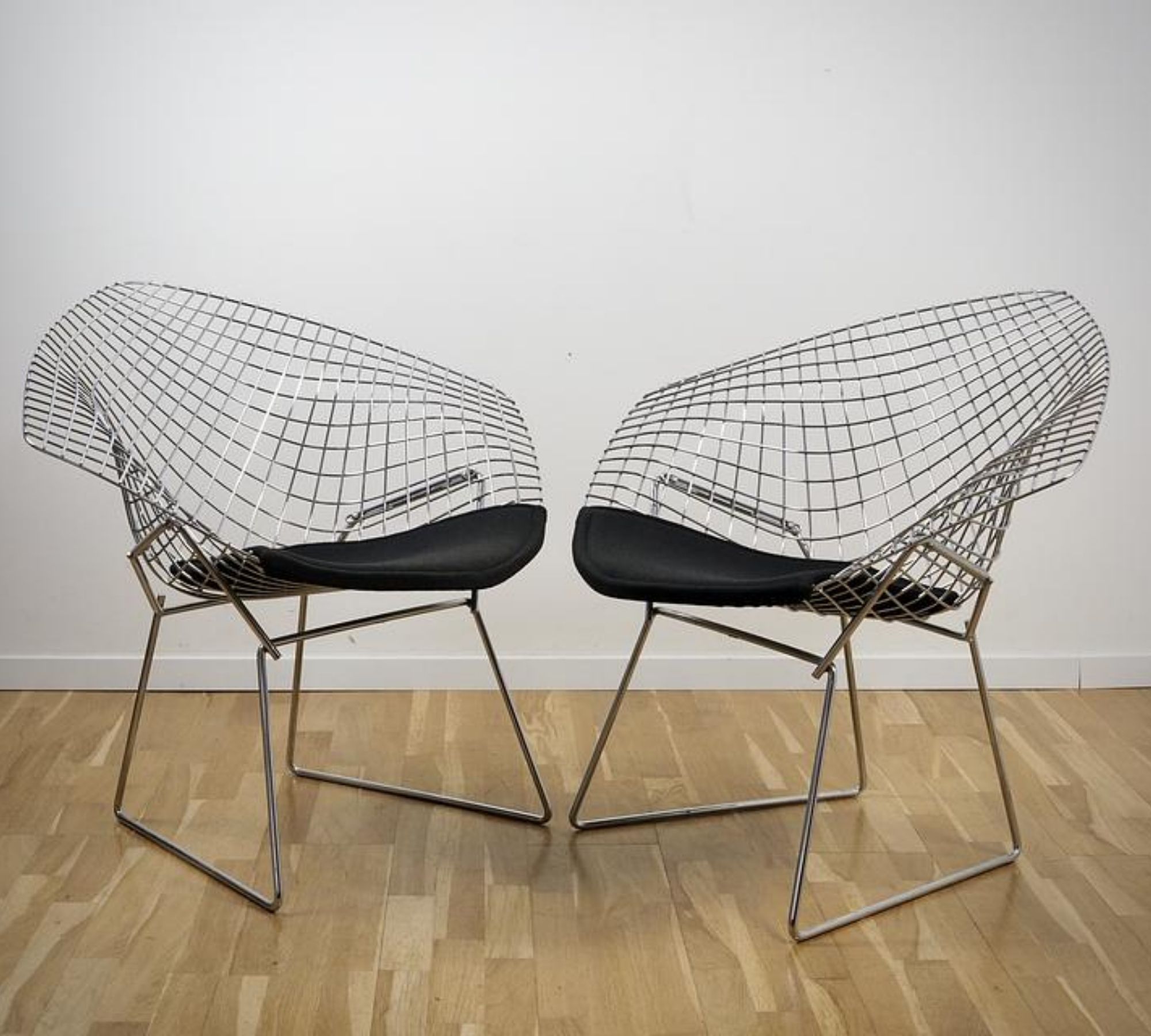 Bertoia Diamond Chair Silber mit schwarzem Kissen