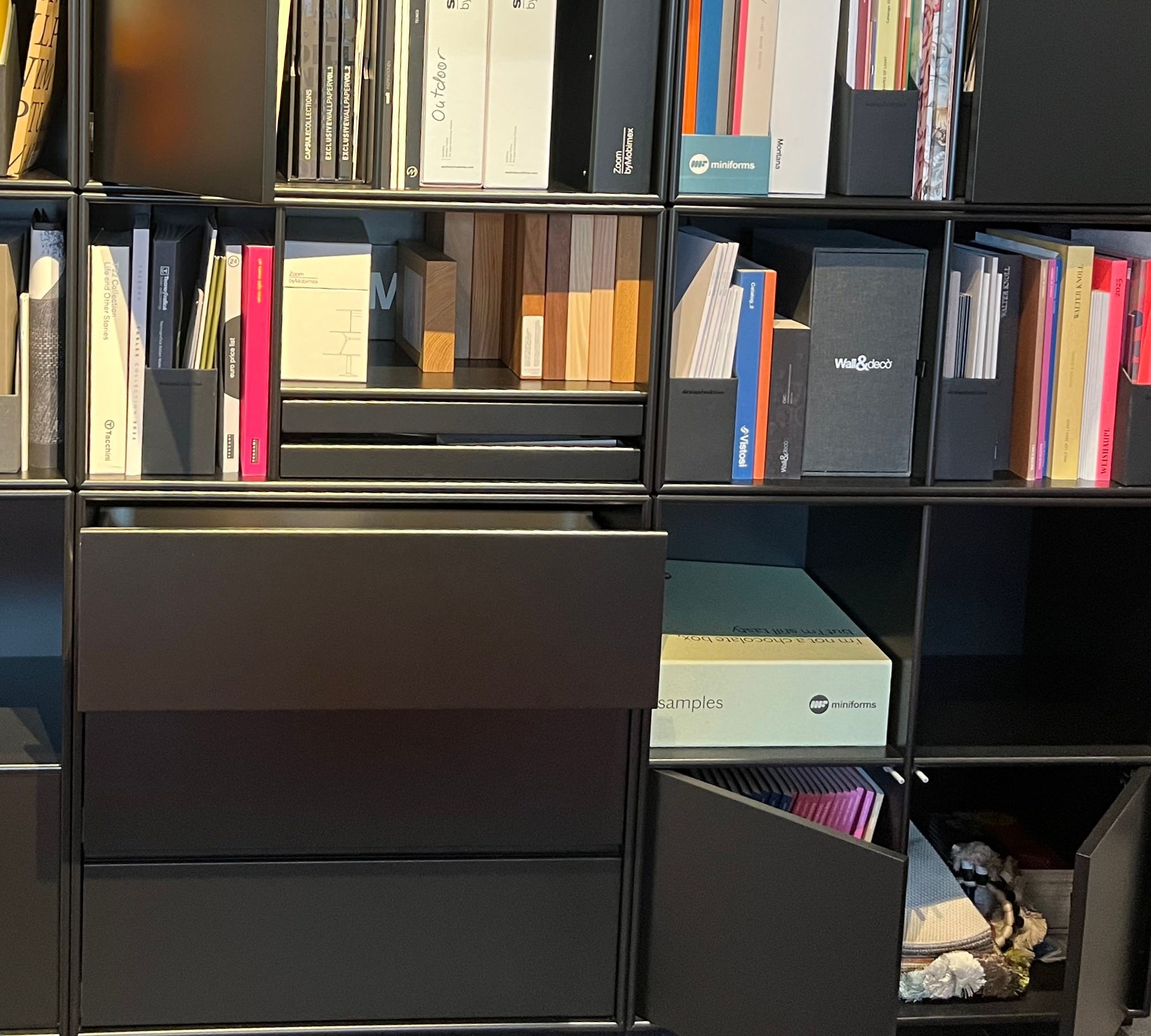 Vita Regal mit Beleuchtung Raucheiche Schwarz