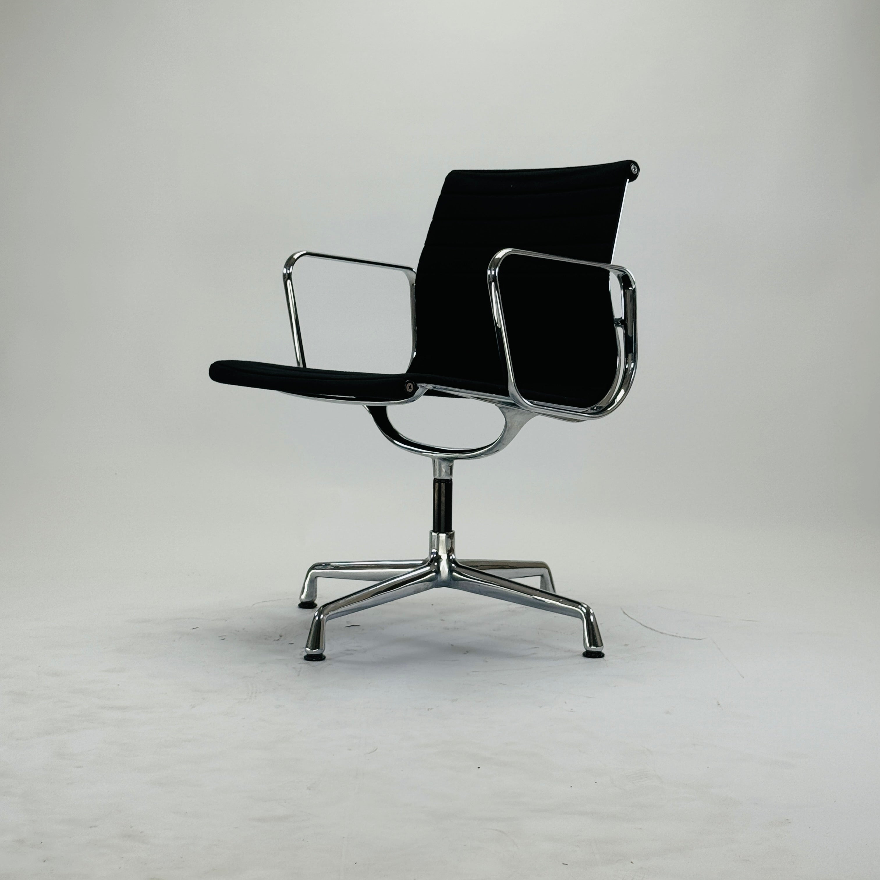 Eames EA 108 Aluminium Chair Schwarz