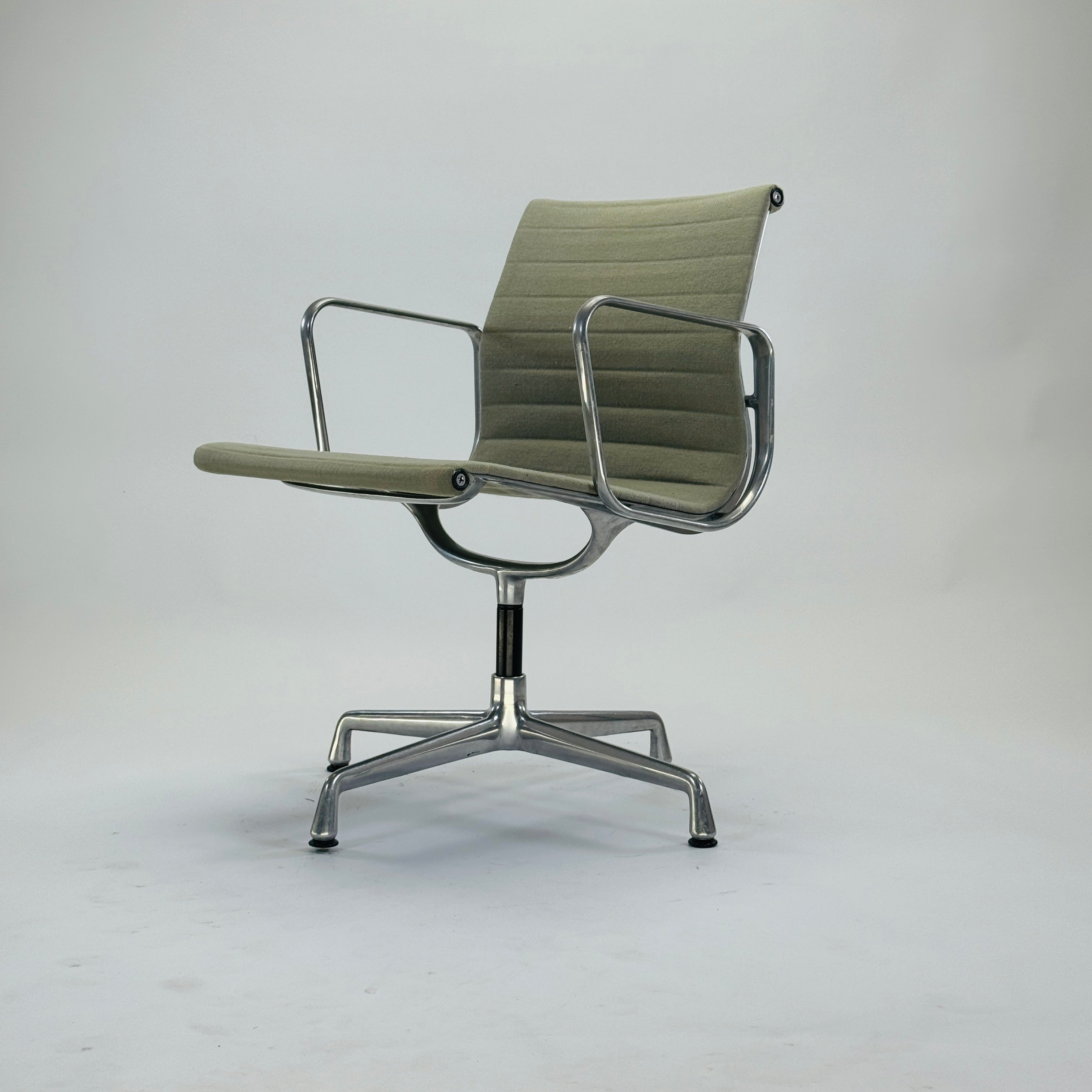 Eames EA 108 Aluminium Chair Hellgrün