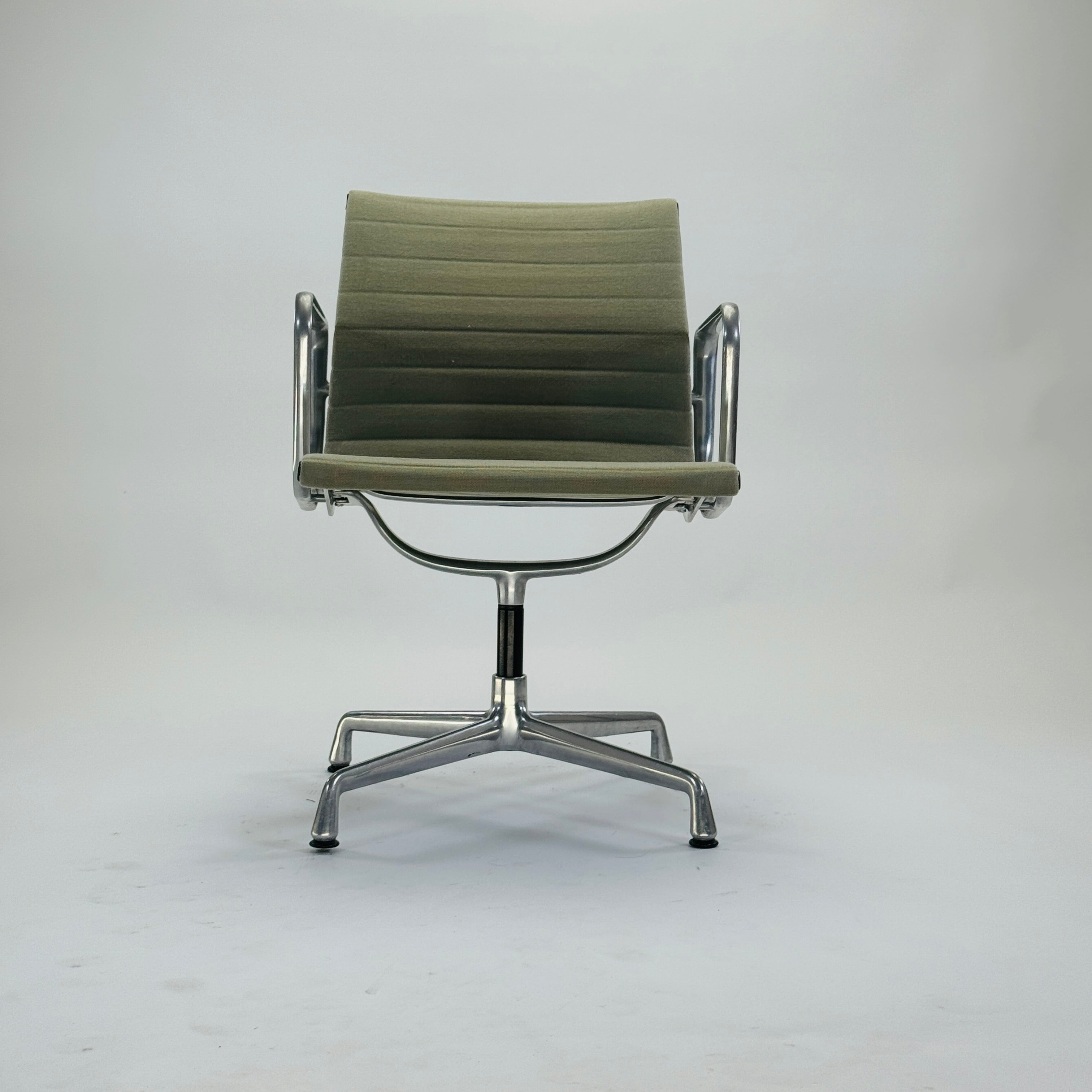 Eames EA 108 Aluminium Chair Hellgrün