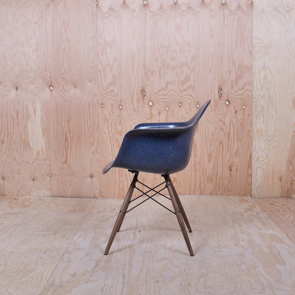 Eames Fiberglass Armchair DAW Holz Blau