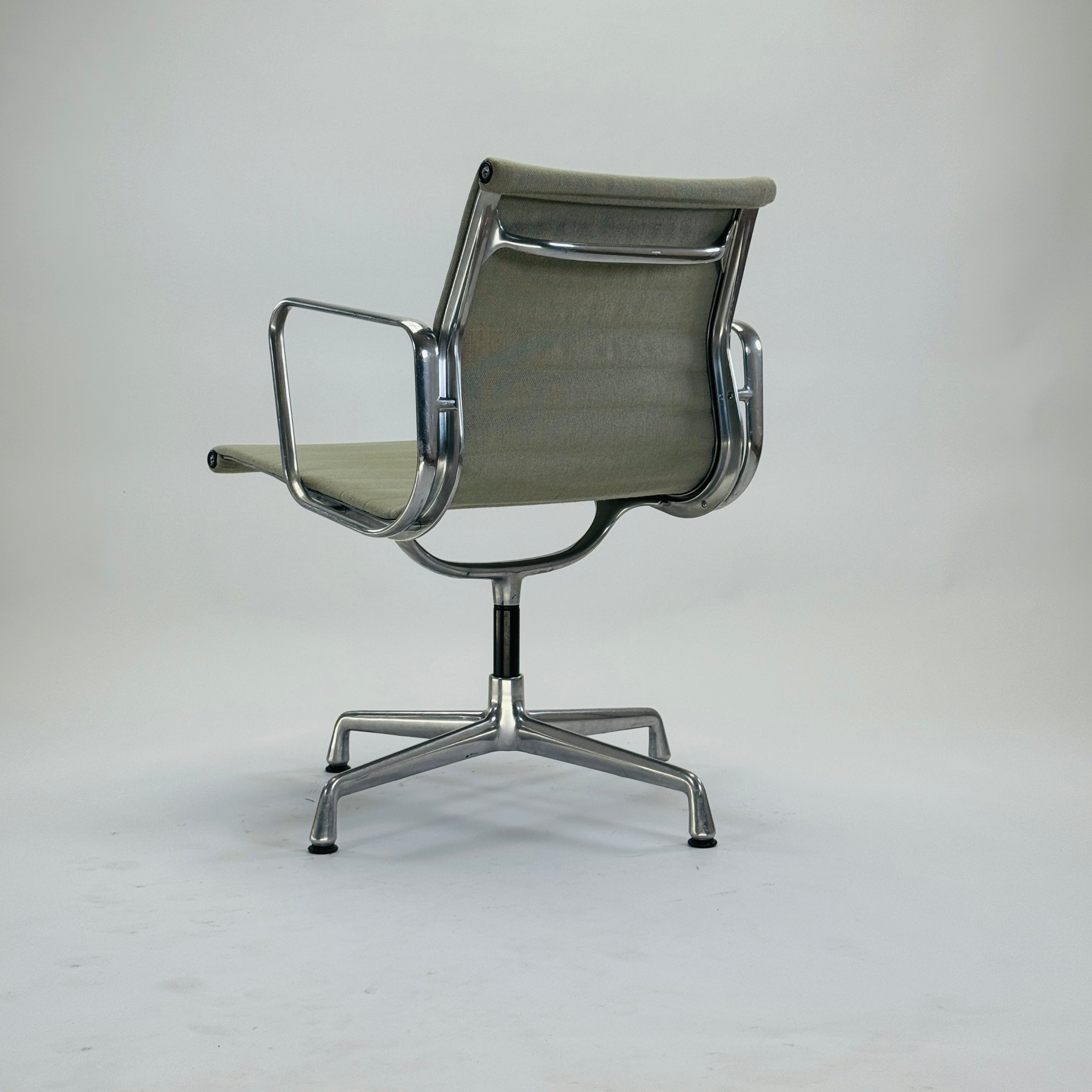 Eames EA 108 Aluminium Chair Hellgrün