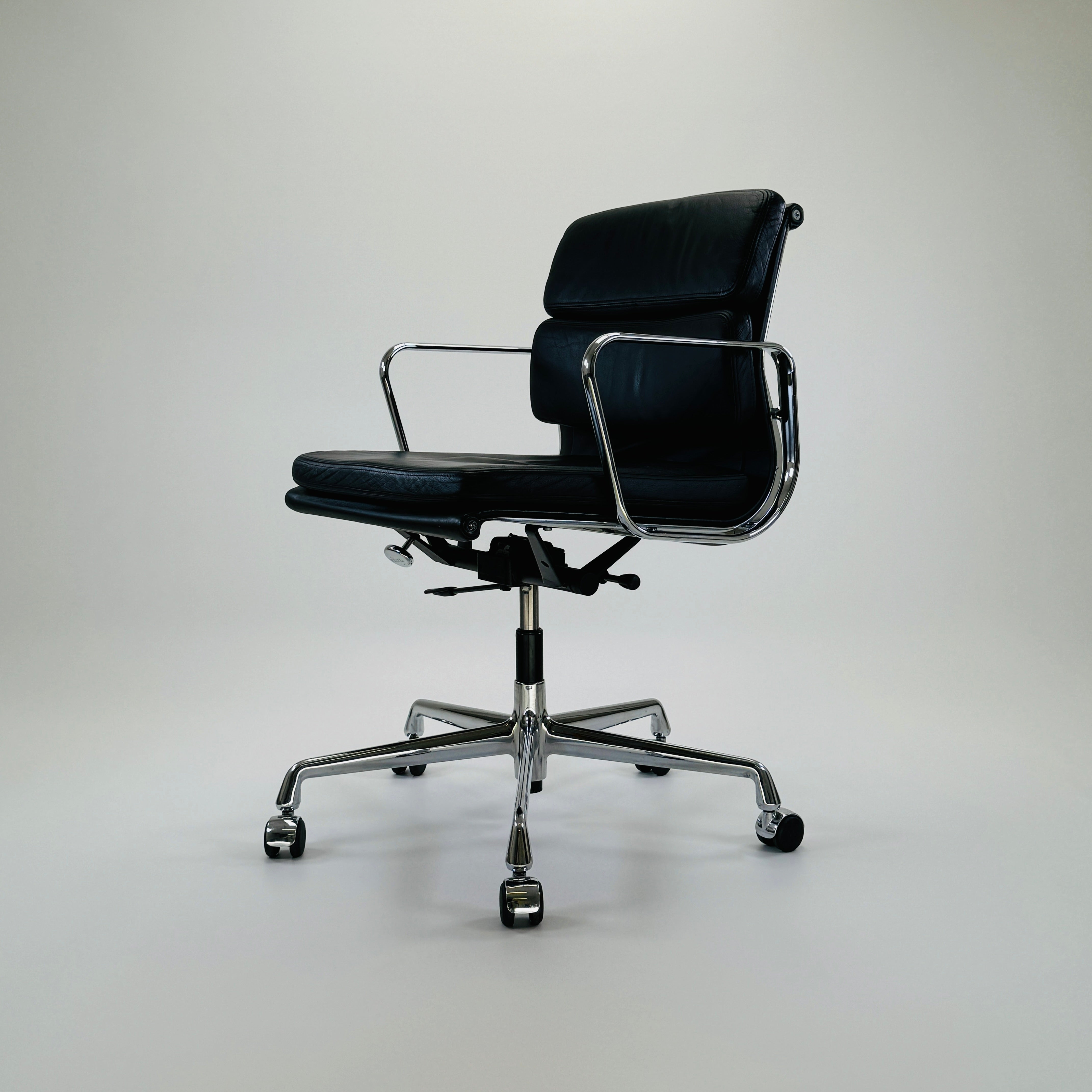 EA217 Aluminium Chair Schwarz