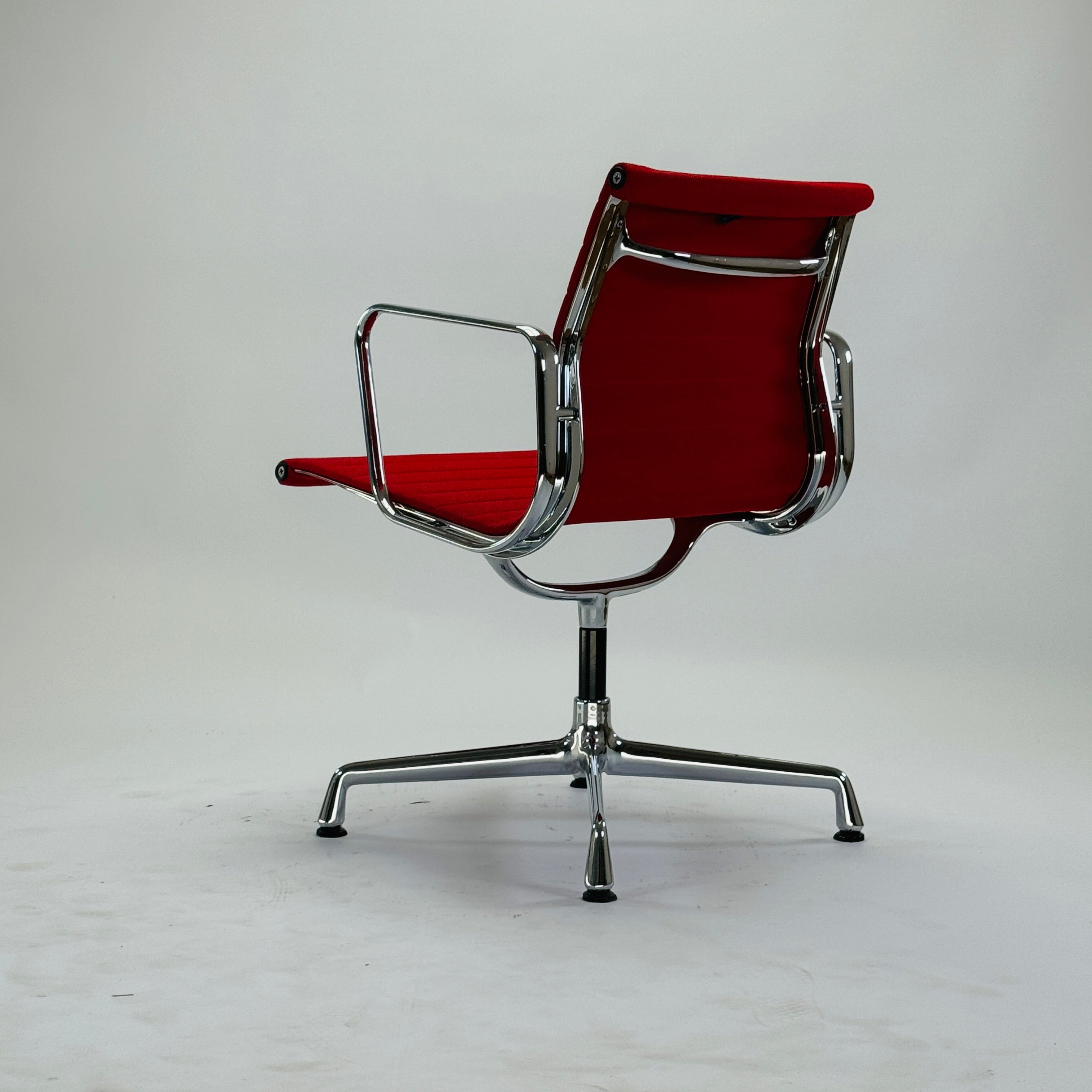 Eames EA 108 Aluminium Chair Rot