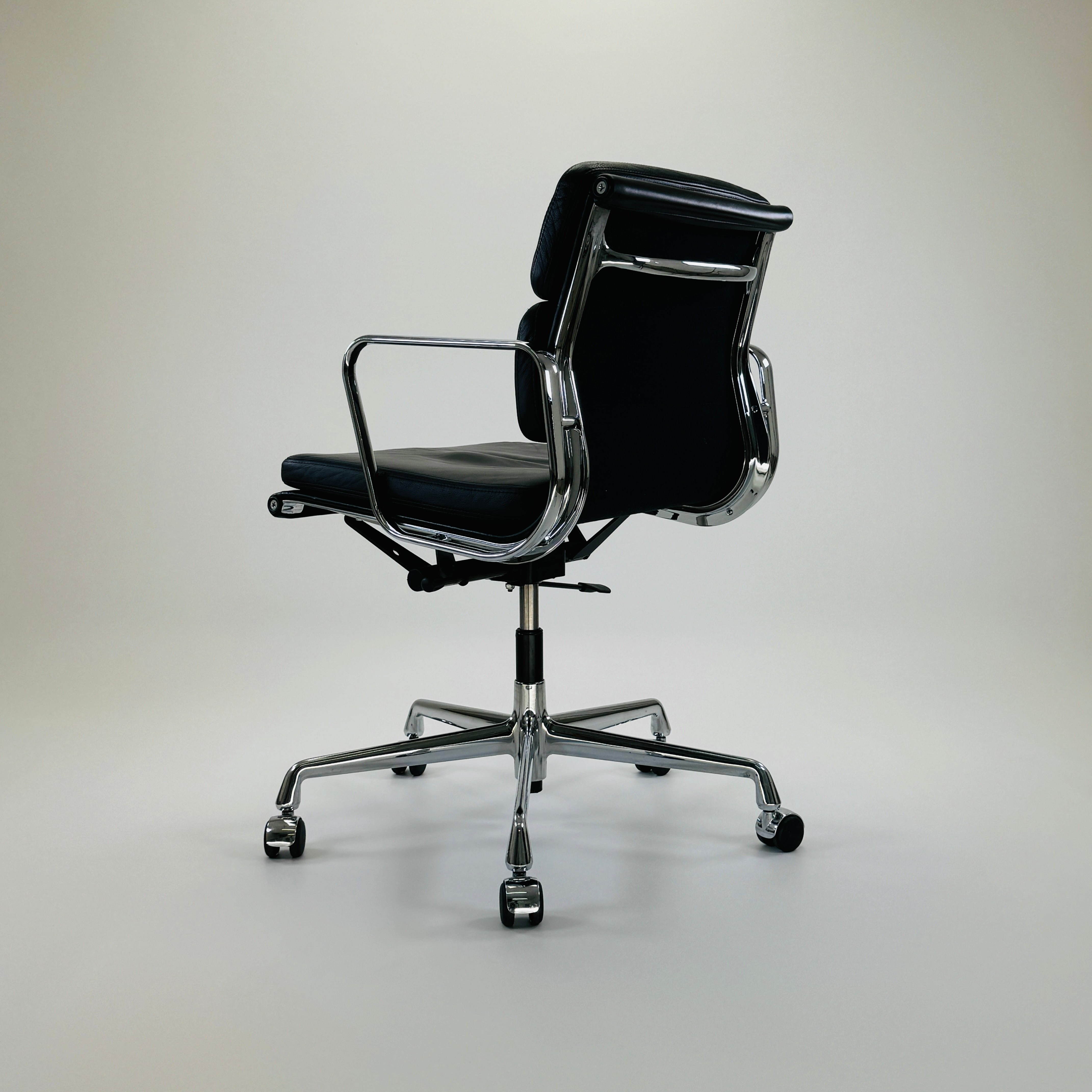 EA217 Aluminium Chair Schwarz