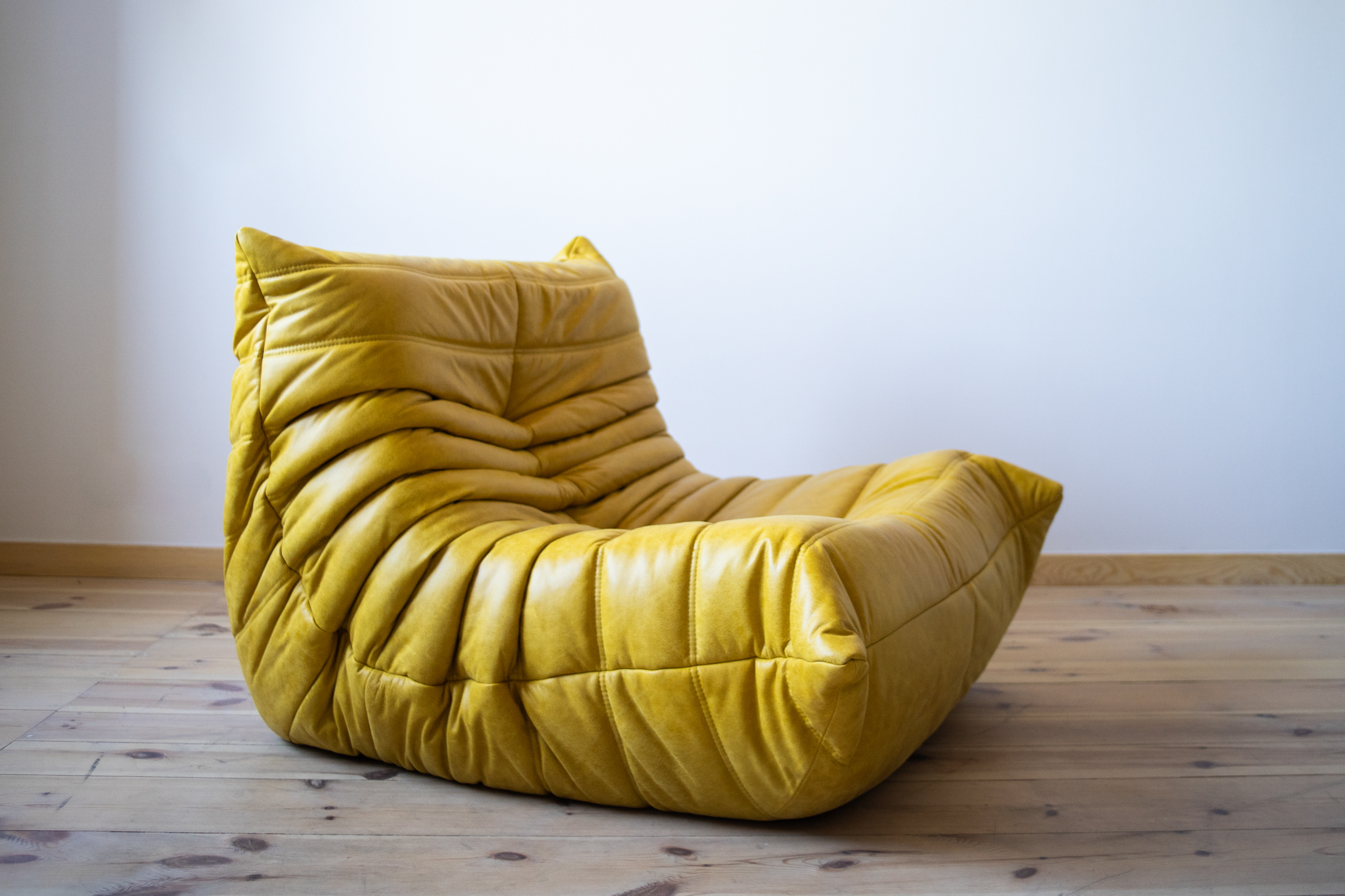 Set Poltrona e Pouf Togo in Pelle Pull-Up Giallo