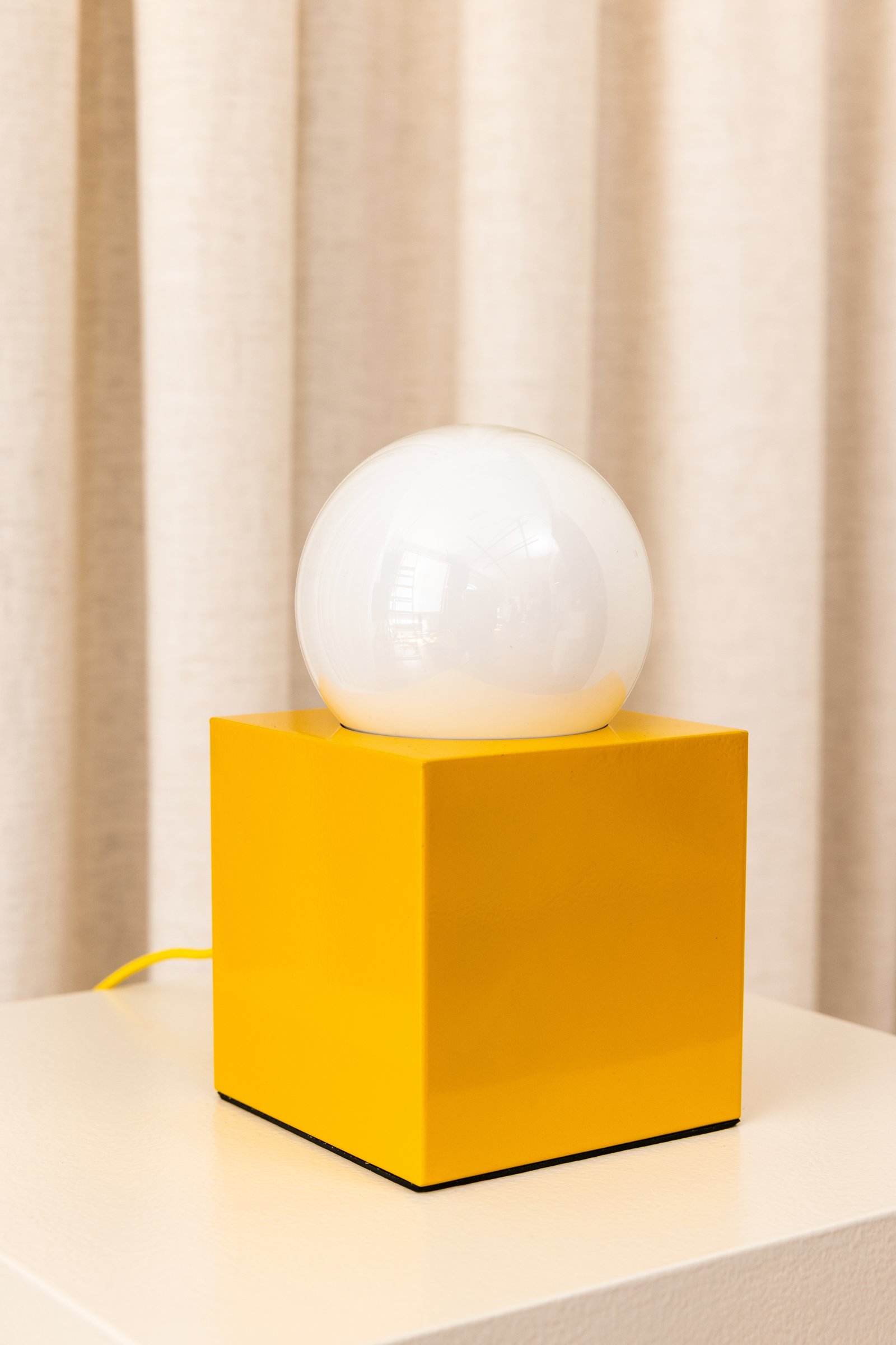 Bob 14 Tischleuchte Gelb mit USB-C Ladestation