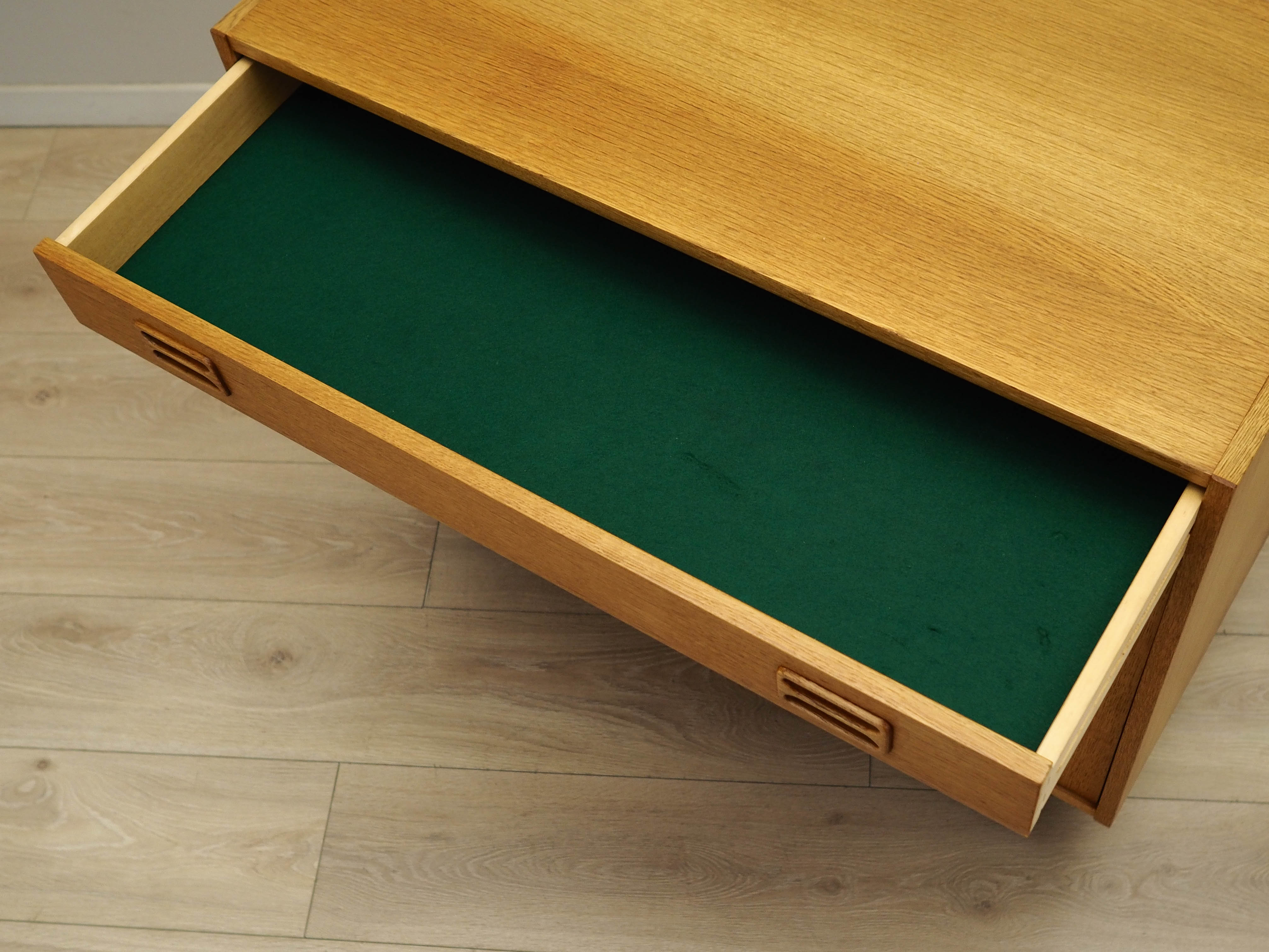 Schrank Eschenfurnier 1960er Jahre