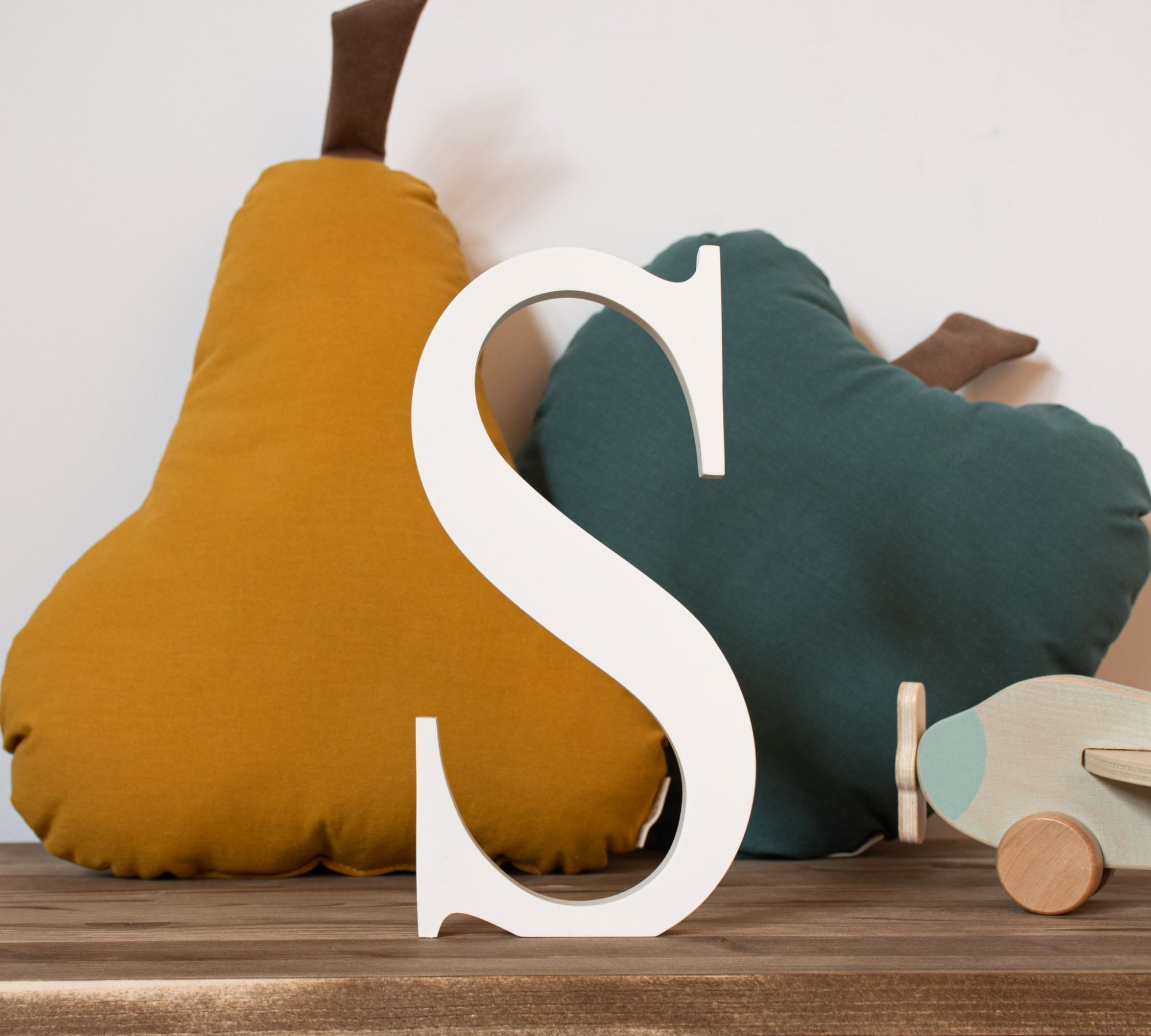 Tatiri Holzbuchstabe Crazy Bird – Buchstabe D, Ca. 7 Cm, Selbstklebend, Buntes Vogelmotiv Für Kinderzimmer