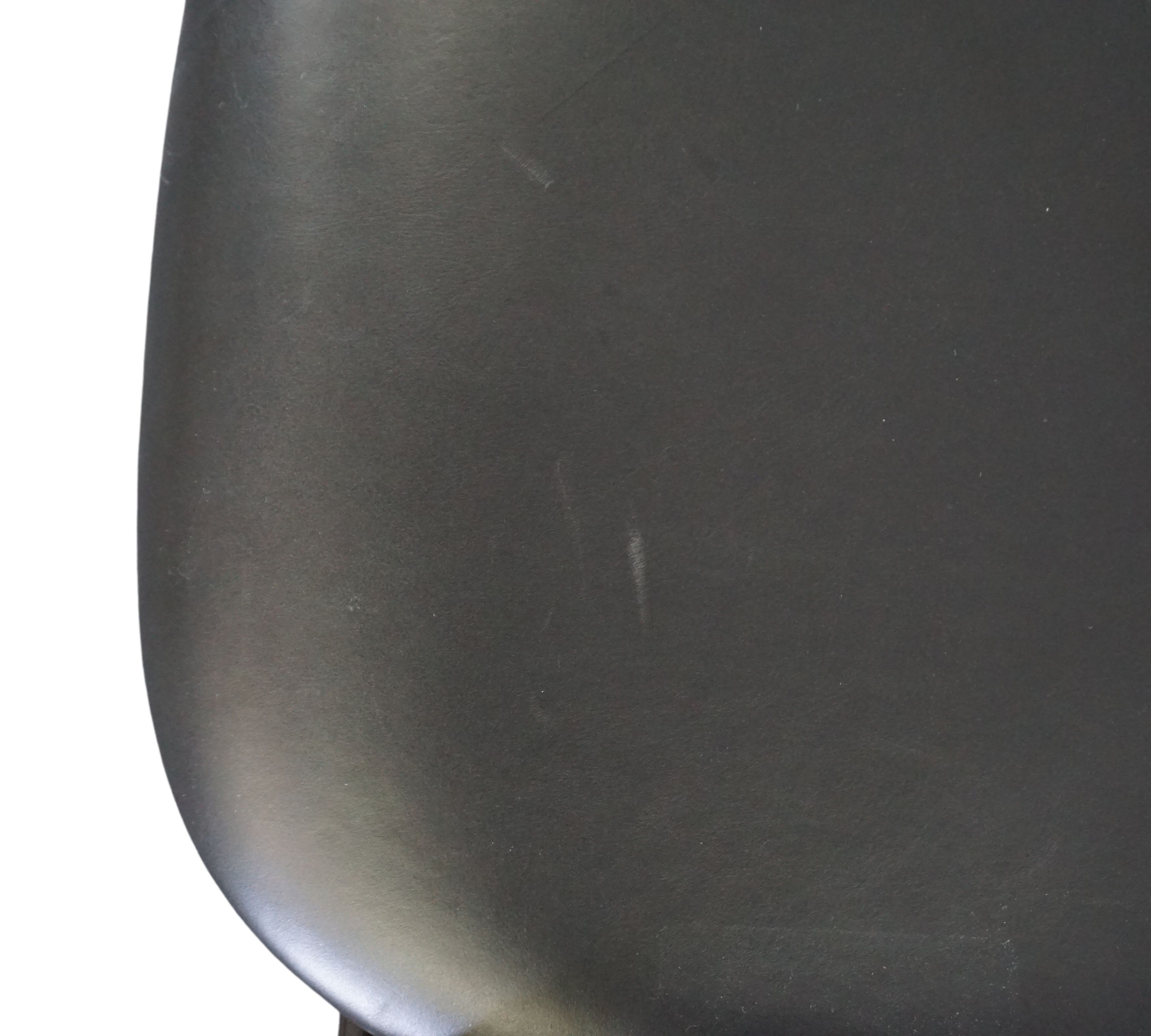 AV4 Pavilion Stuhl mit Armlehnen Walnuss Plastik