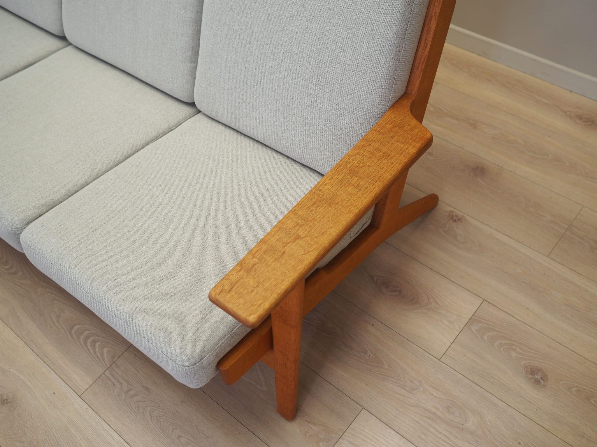 Divano in legno grigio anni '60