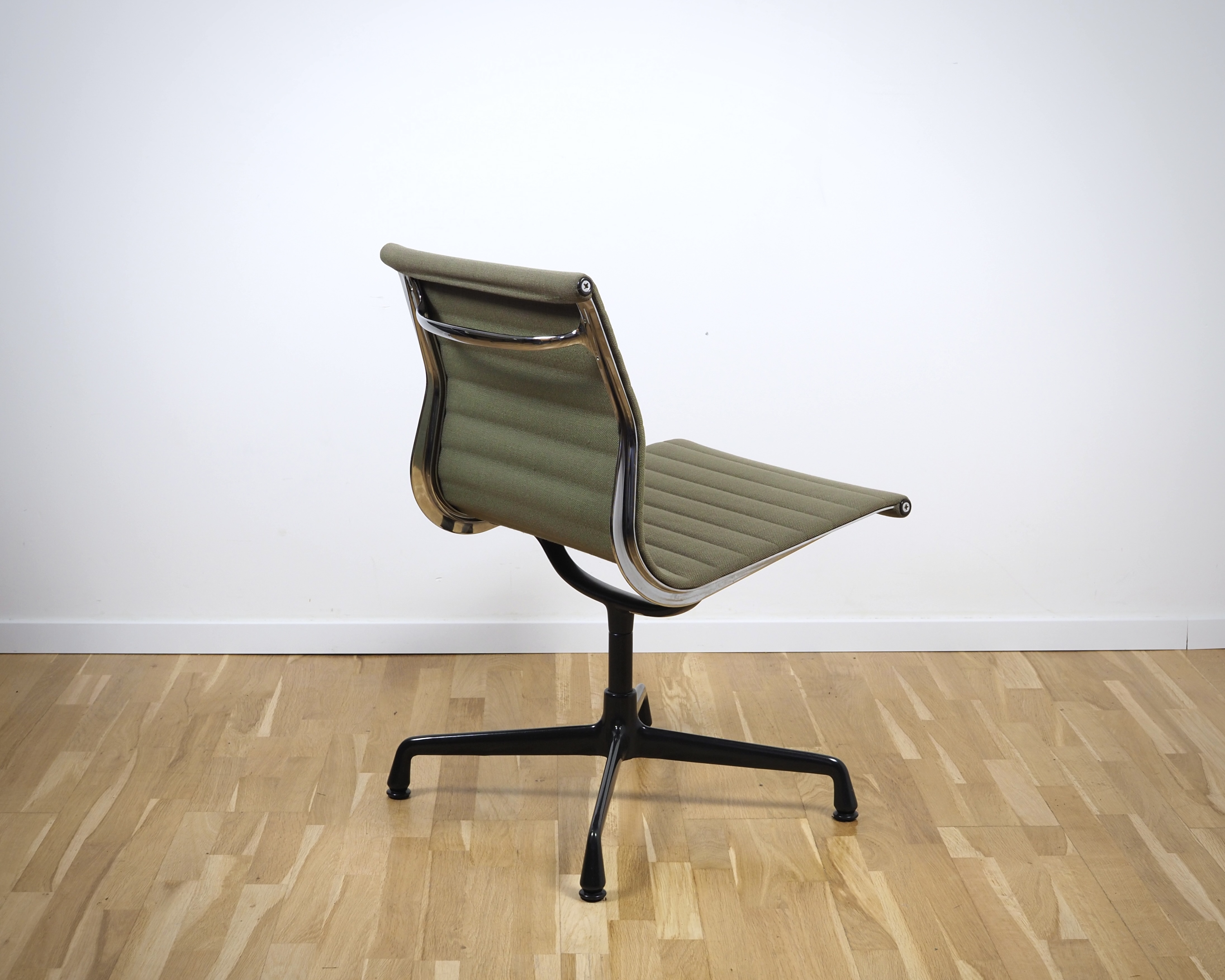 Aluminium Chair EA 105 Hopsack Khaki