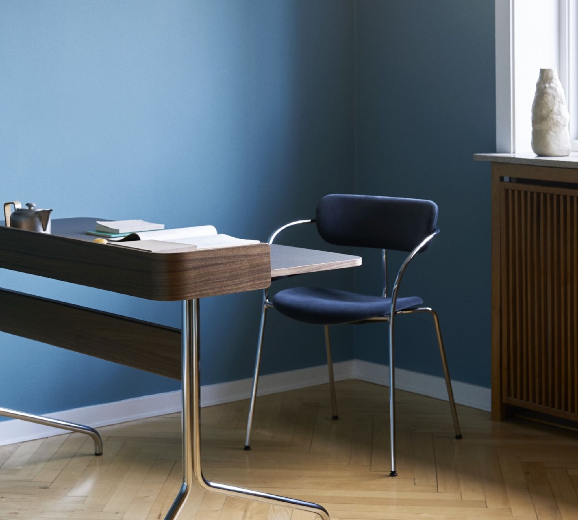 Pavilion AV13 Armchair Textile Steel Lilac