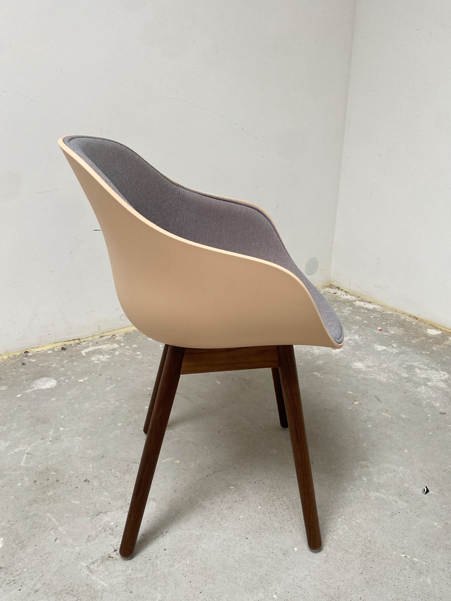 About A Chair AAC123 Stuhl Nussbaum