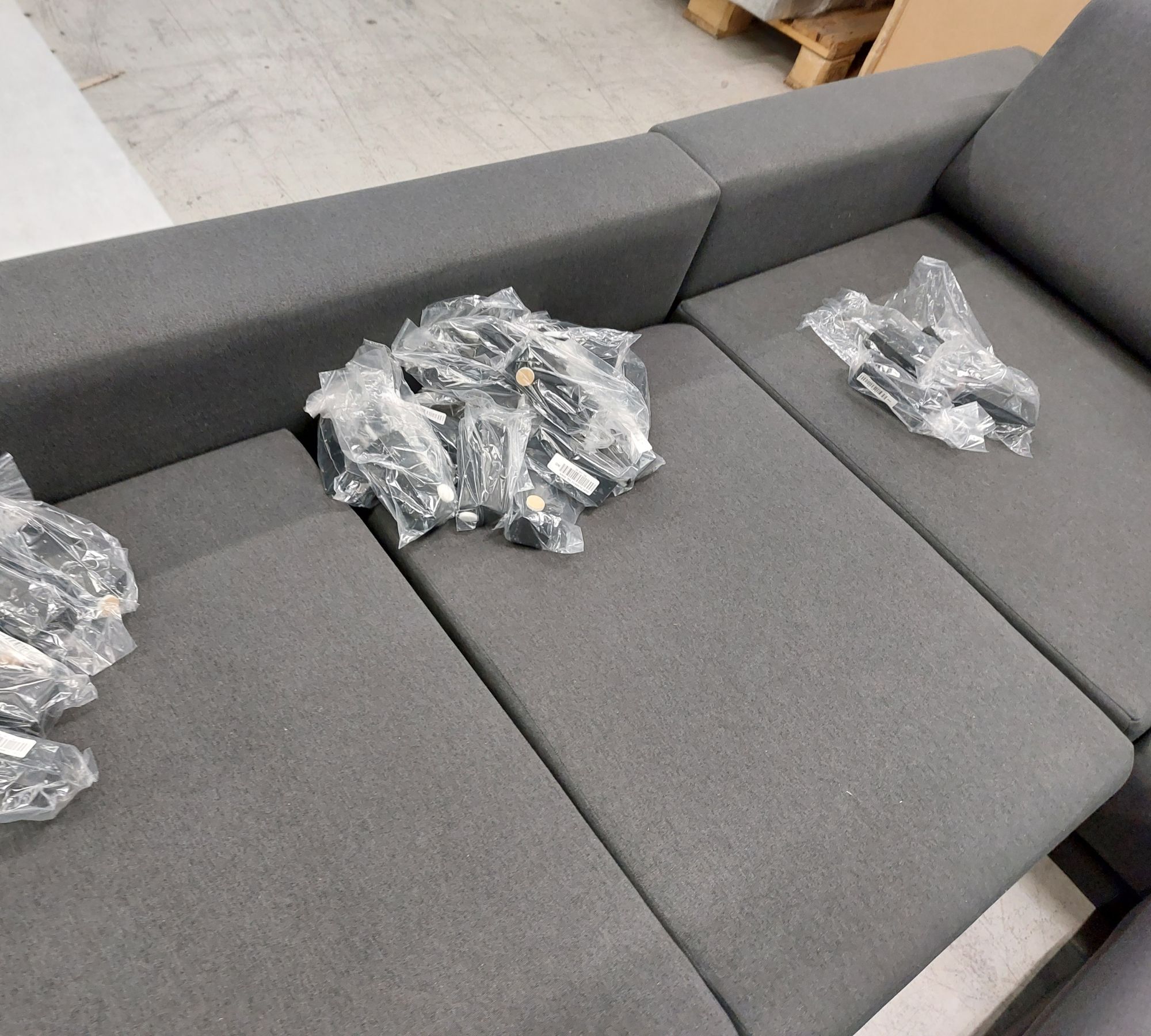 FÜßE FEHLEN - Tyme Großes Ecksofa Webstoff Schwarz 