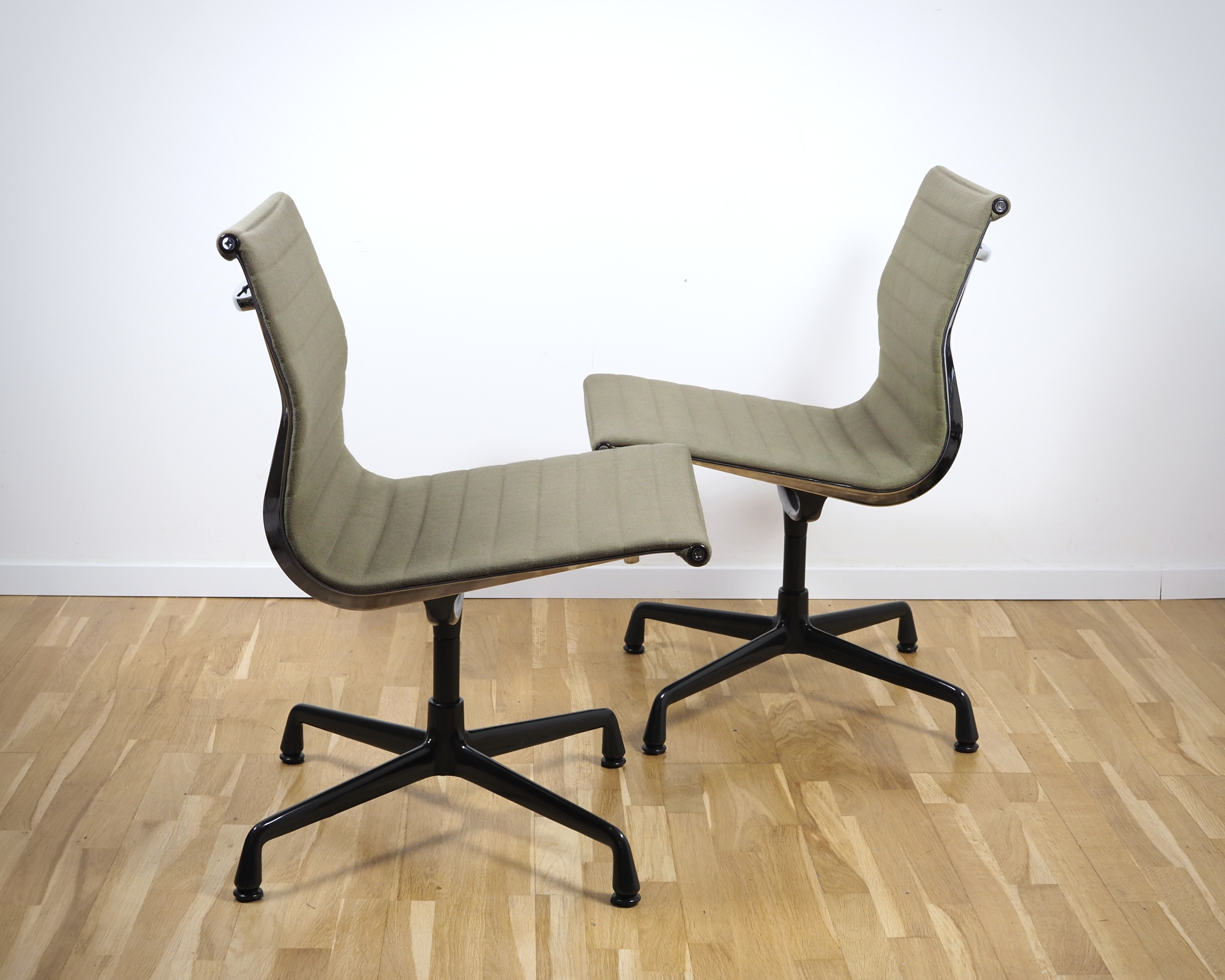 Aluminium Chair EA 105 Hopsack Khaki