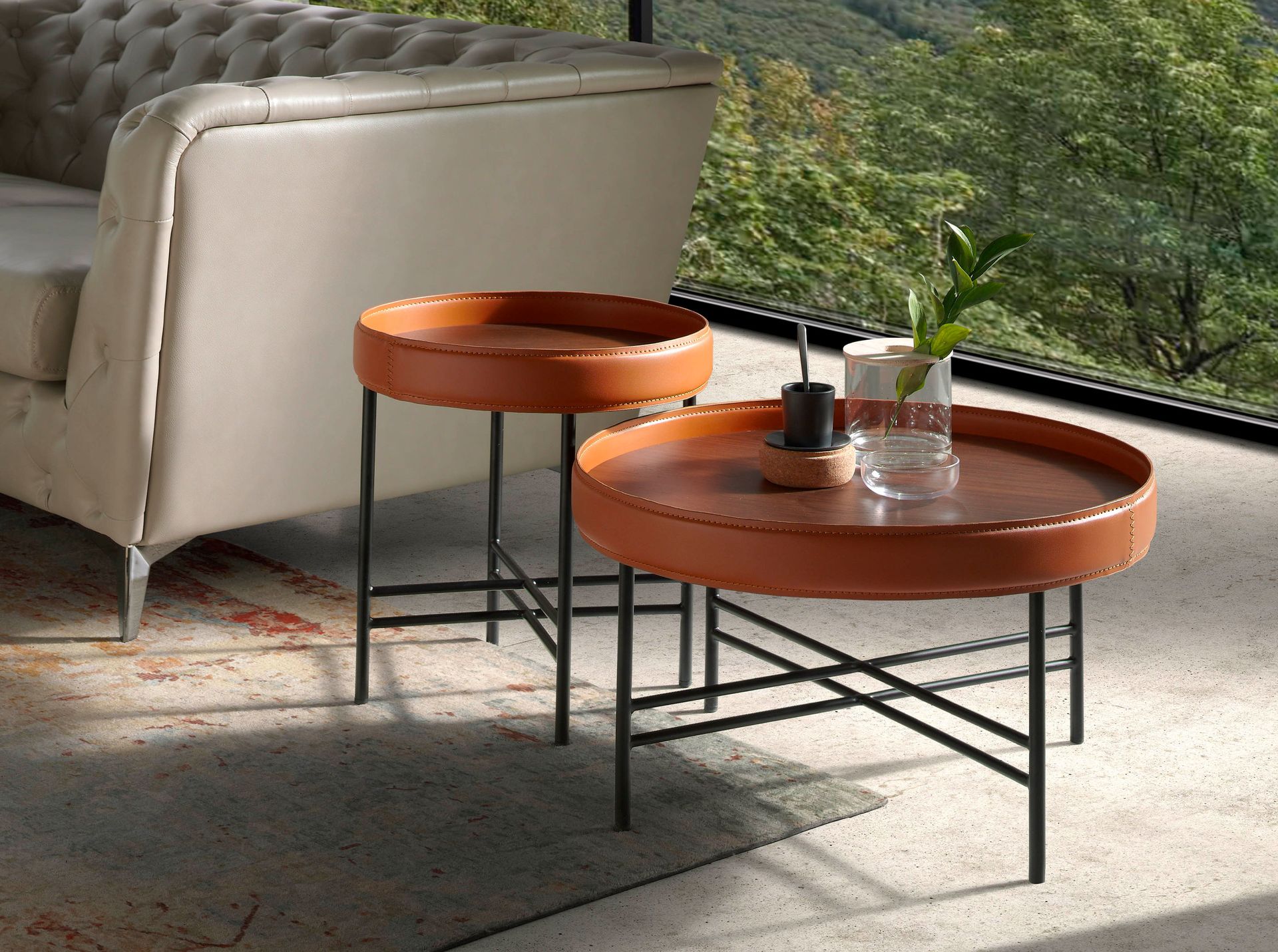 Tavolino in pelle marrone