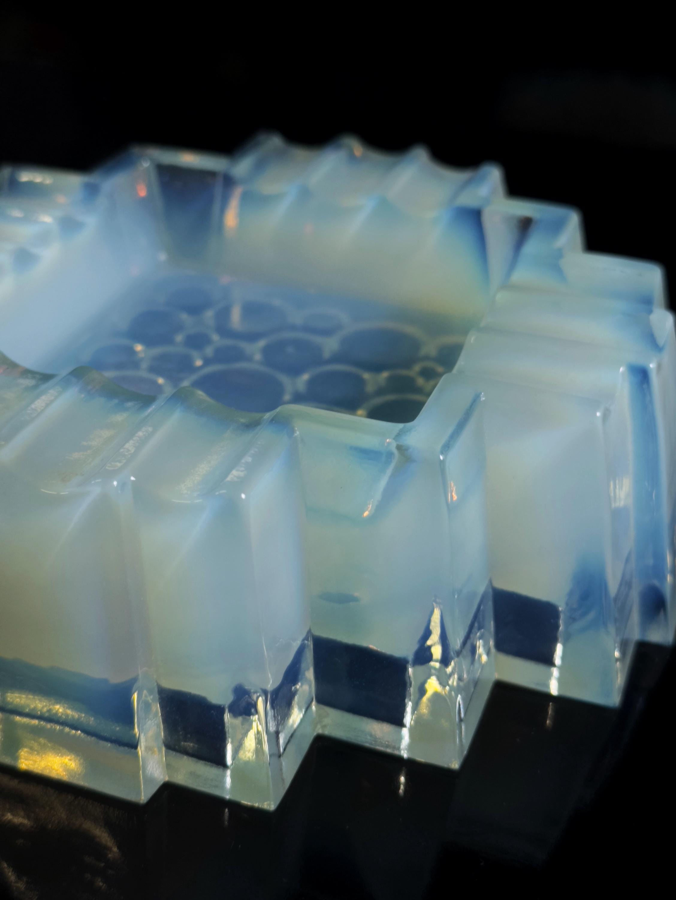 Posacenere vintage Art Déco in vetro opalino, anni '30