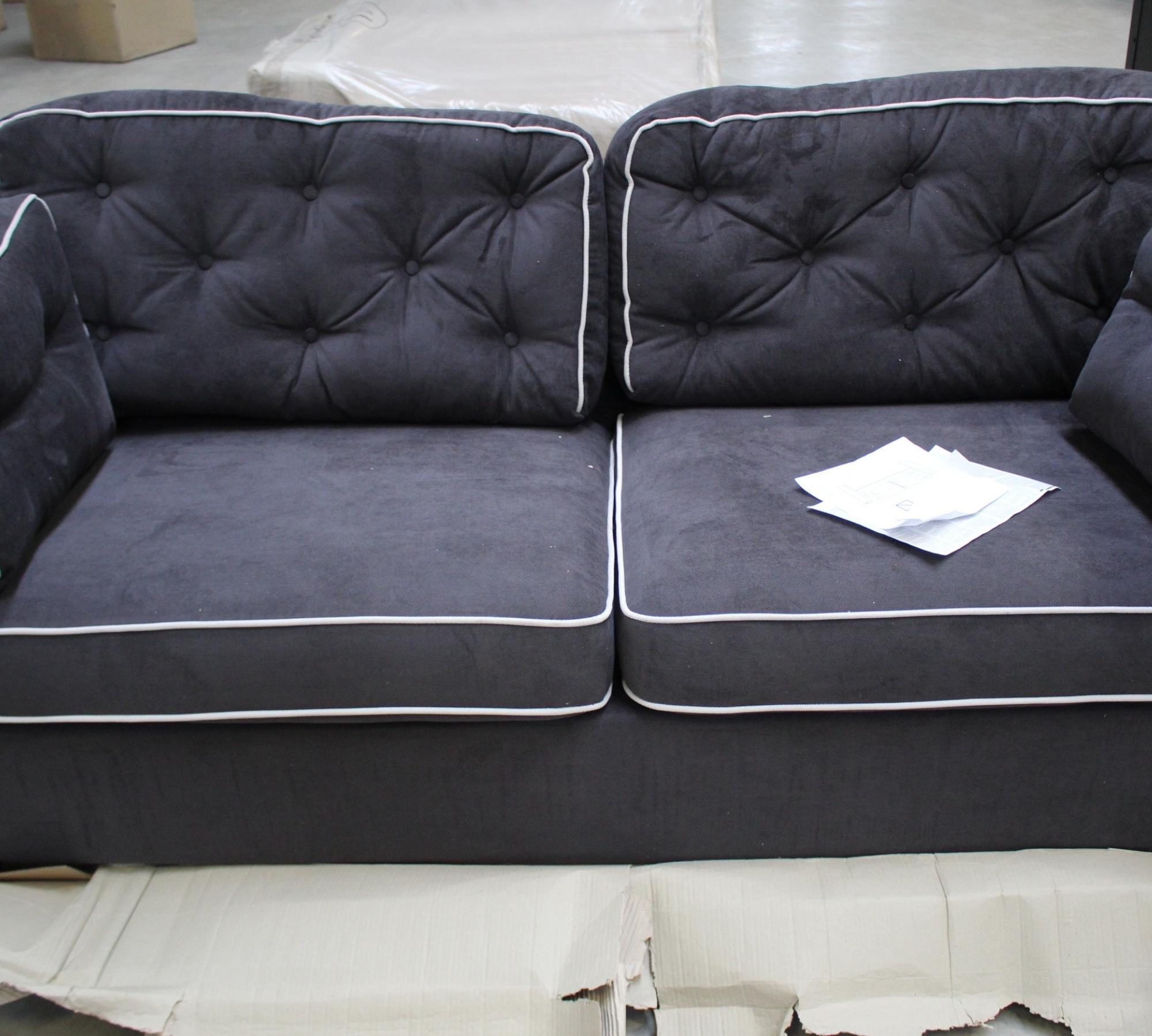 Abgestepptes Sofa 2-Sitzer mit Kontrast Paspelierung