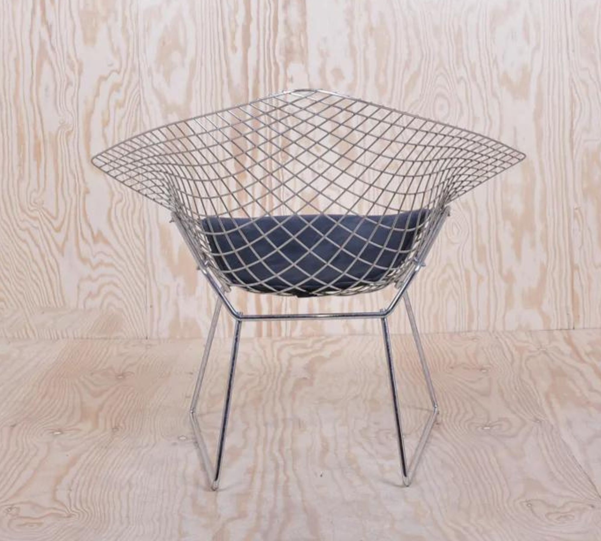 Bertoia Diamond Chair Silber mit Sitzkissen 