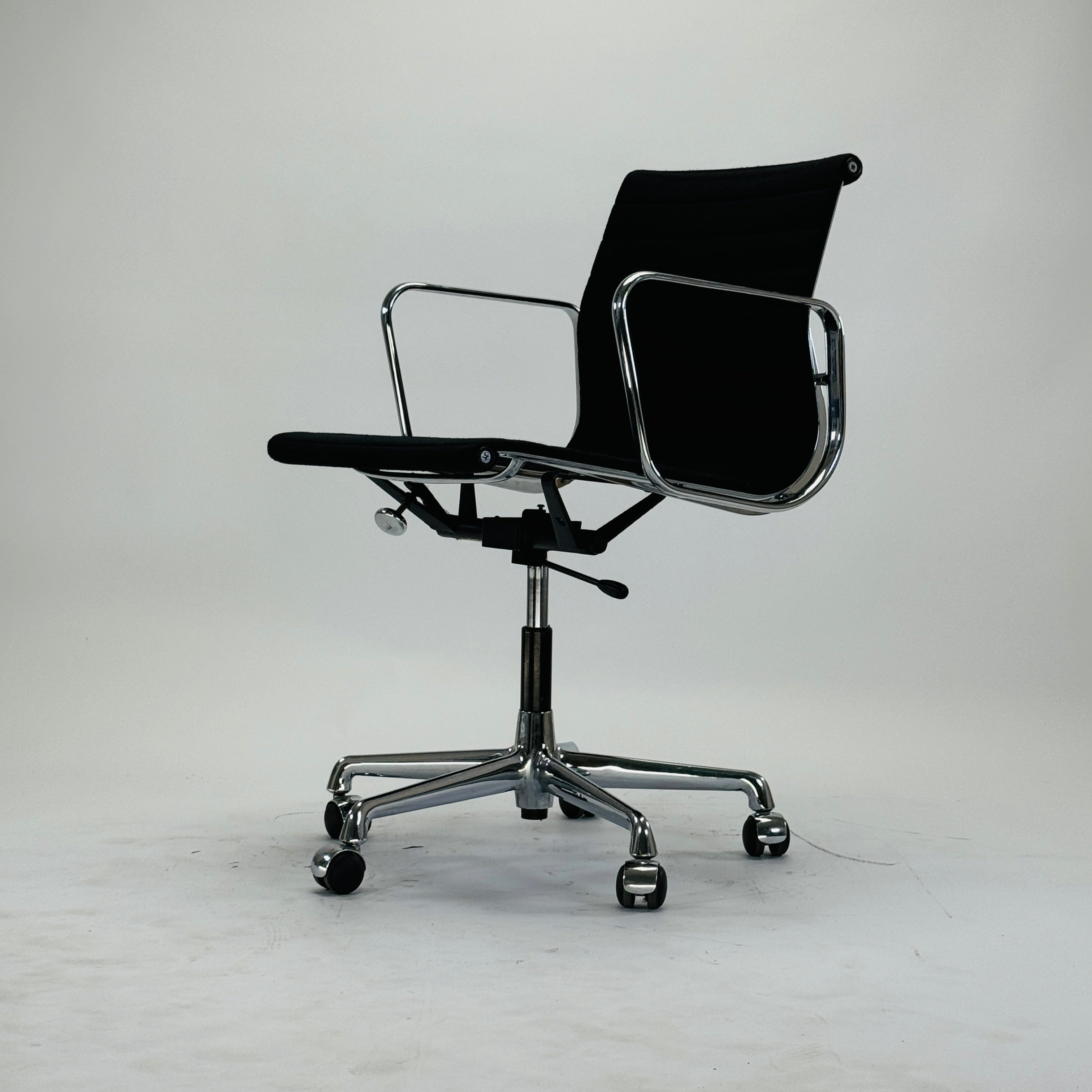 Eames EA 117 Chair Aluminium Schwarz