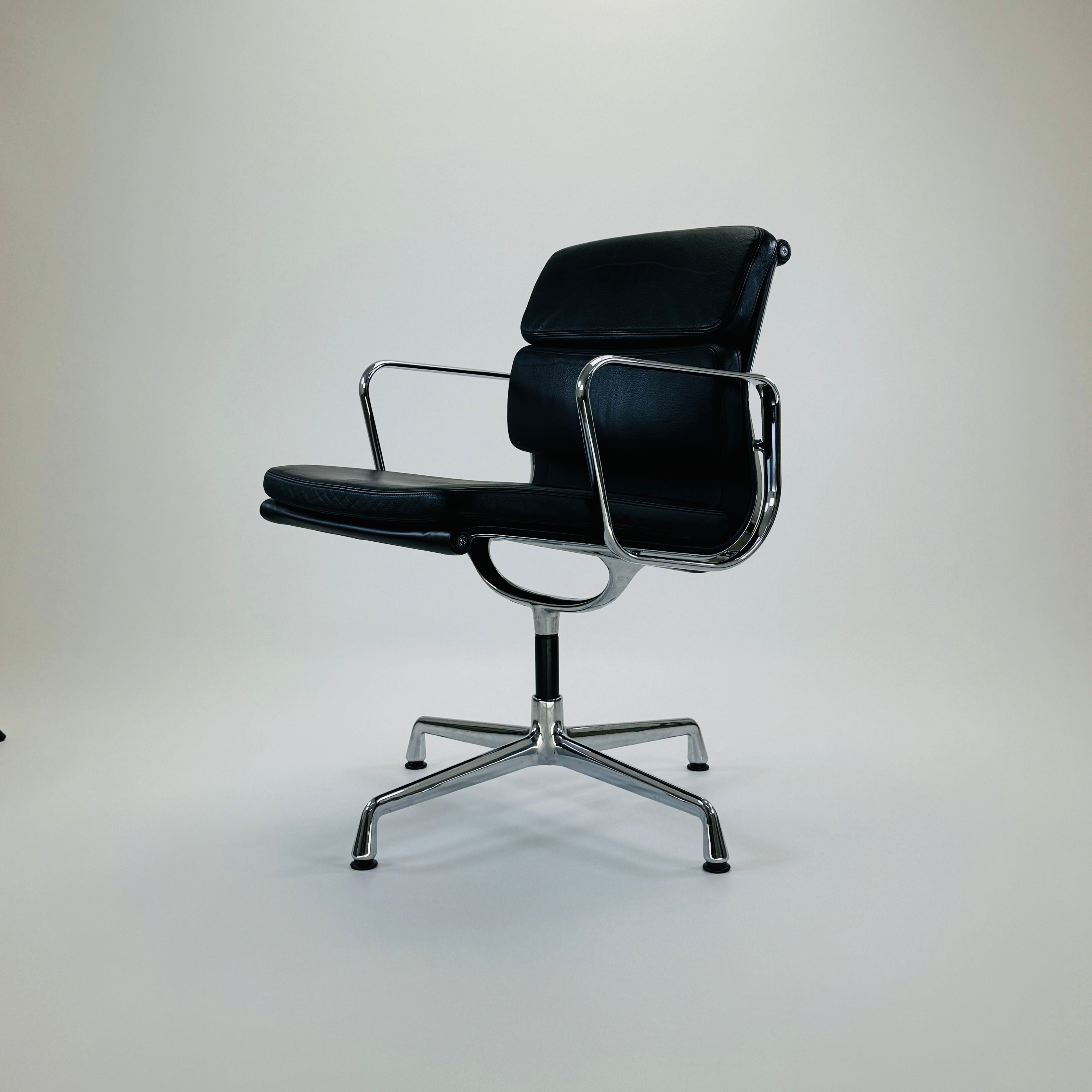 Vitra Eames EA208 Soft Pad Chair Leder Schwarz