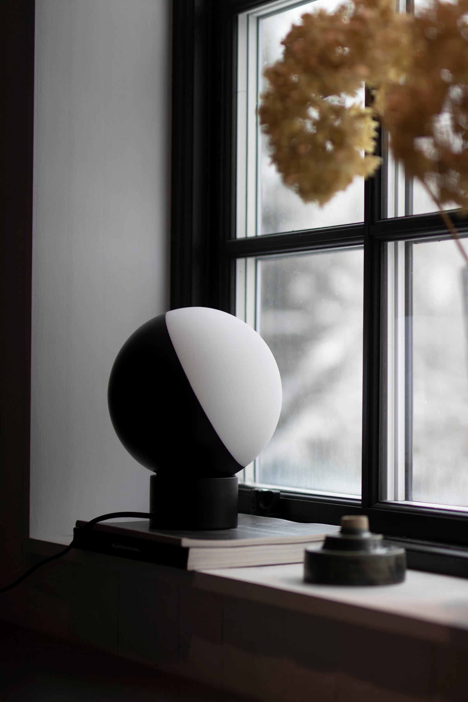 Contur 20 Table lamp Black White