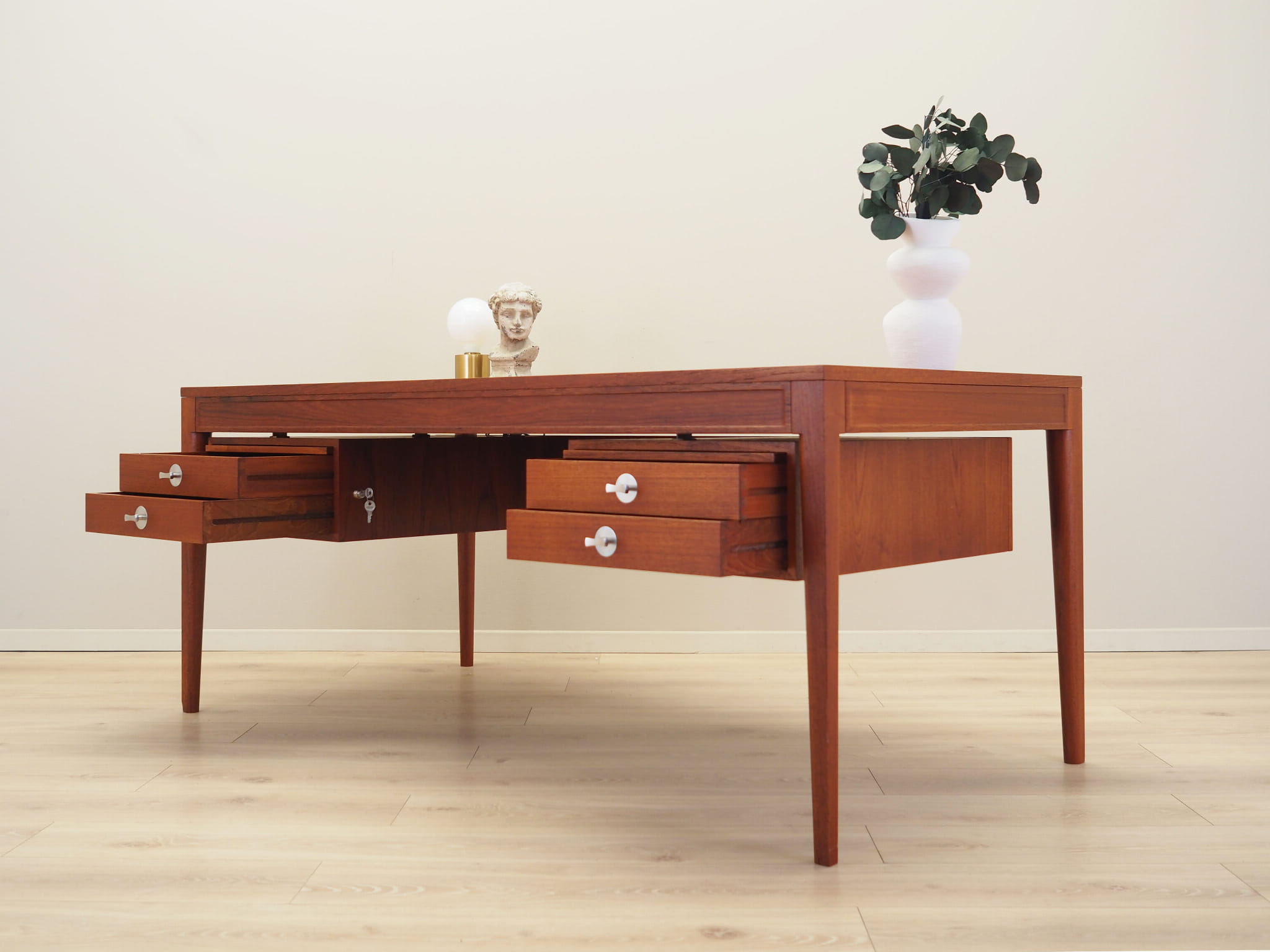 Schreibtisch Teakholz 1970er Jahre