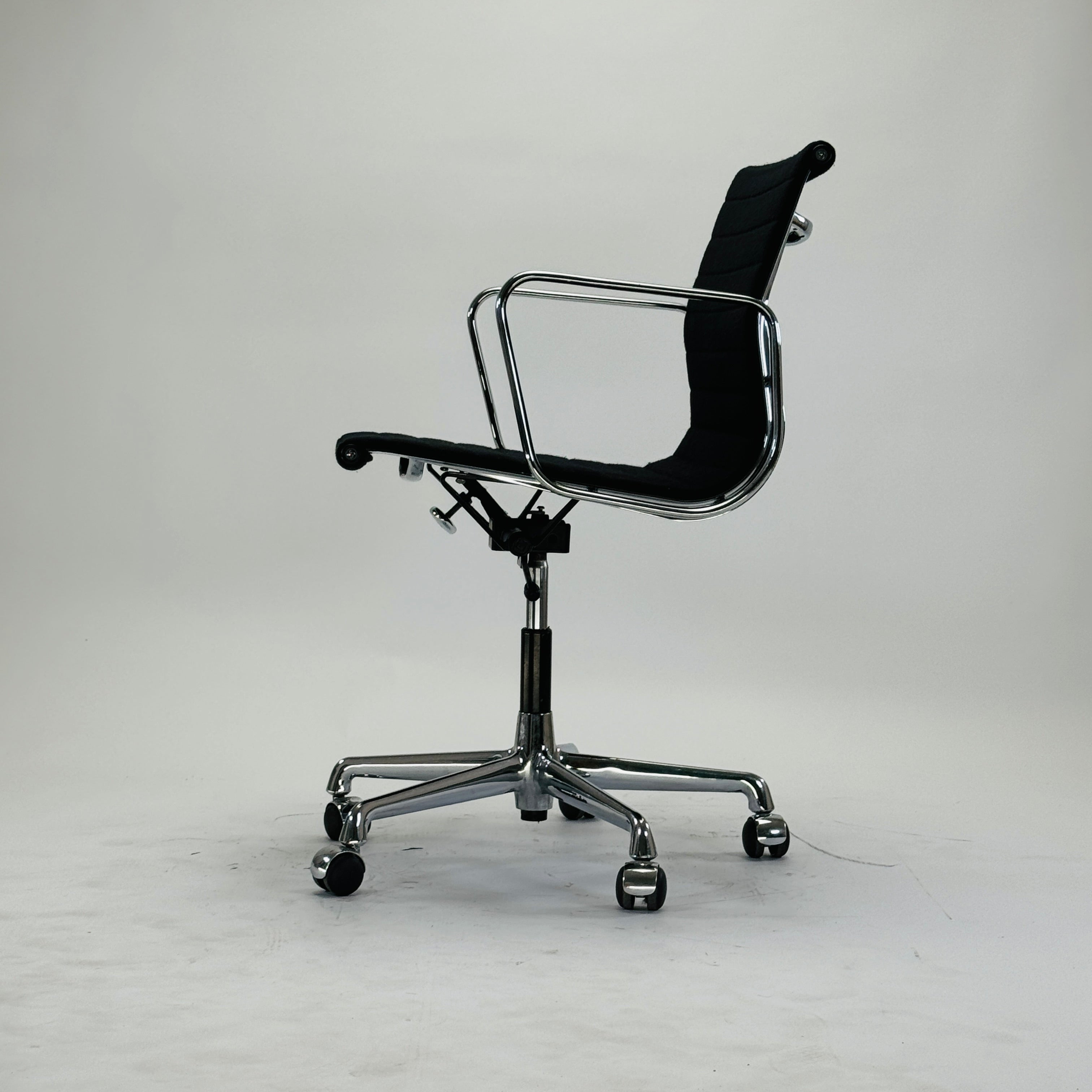 Eames EA 117 Chair Aluminium Schwarz