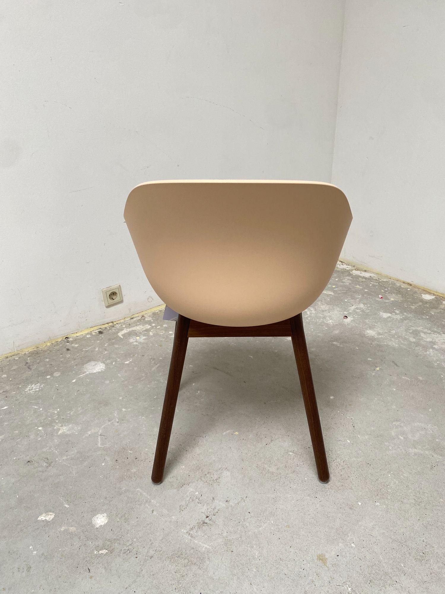 About A Chair AAC123 Stuhl Nussbaum