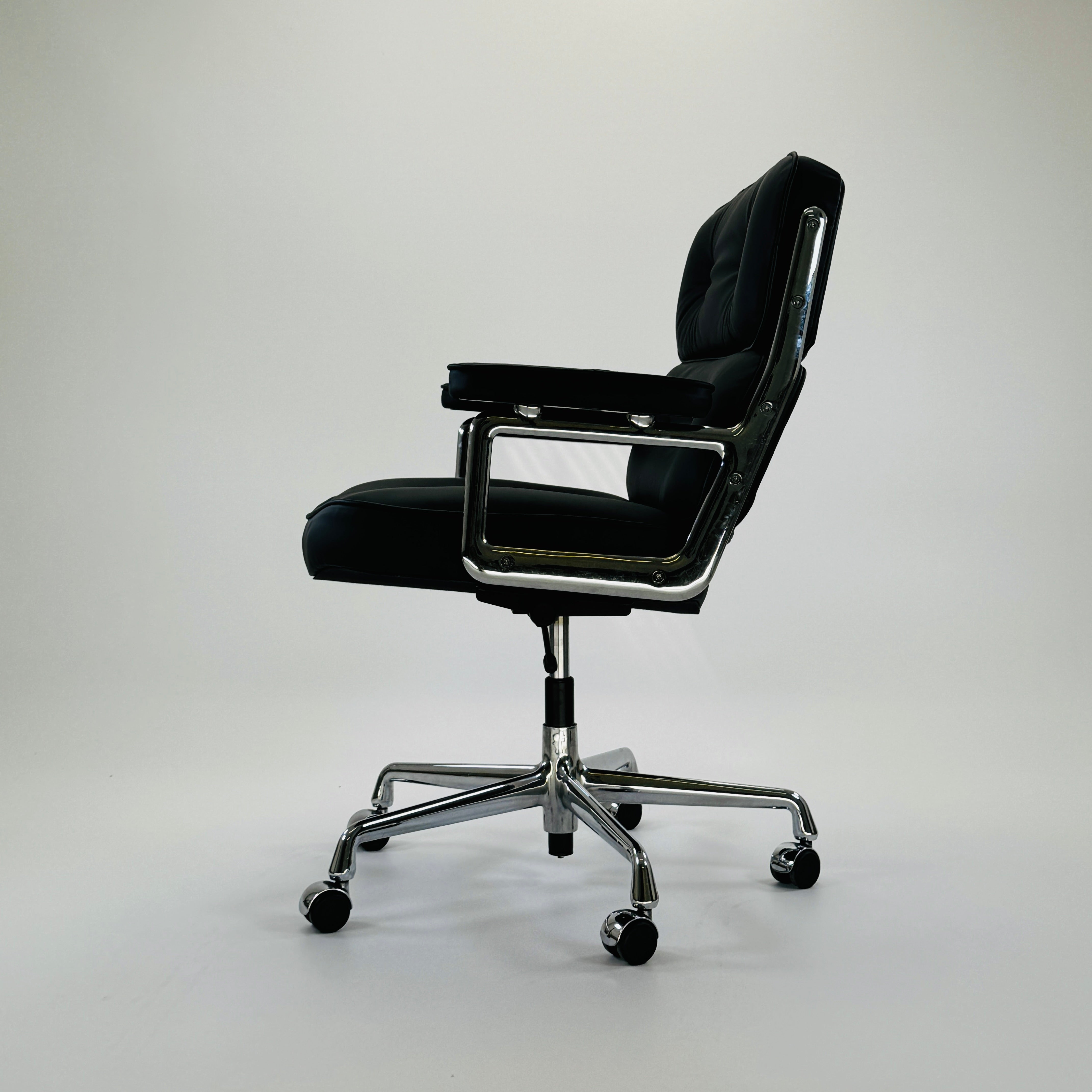 ES 104 Eames Lobby Chair Leder Schwarz