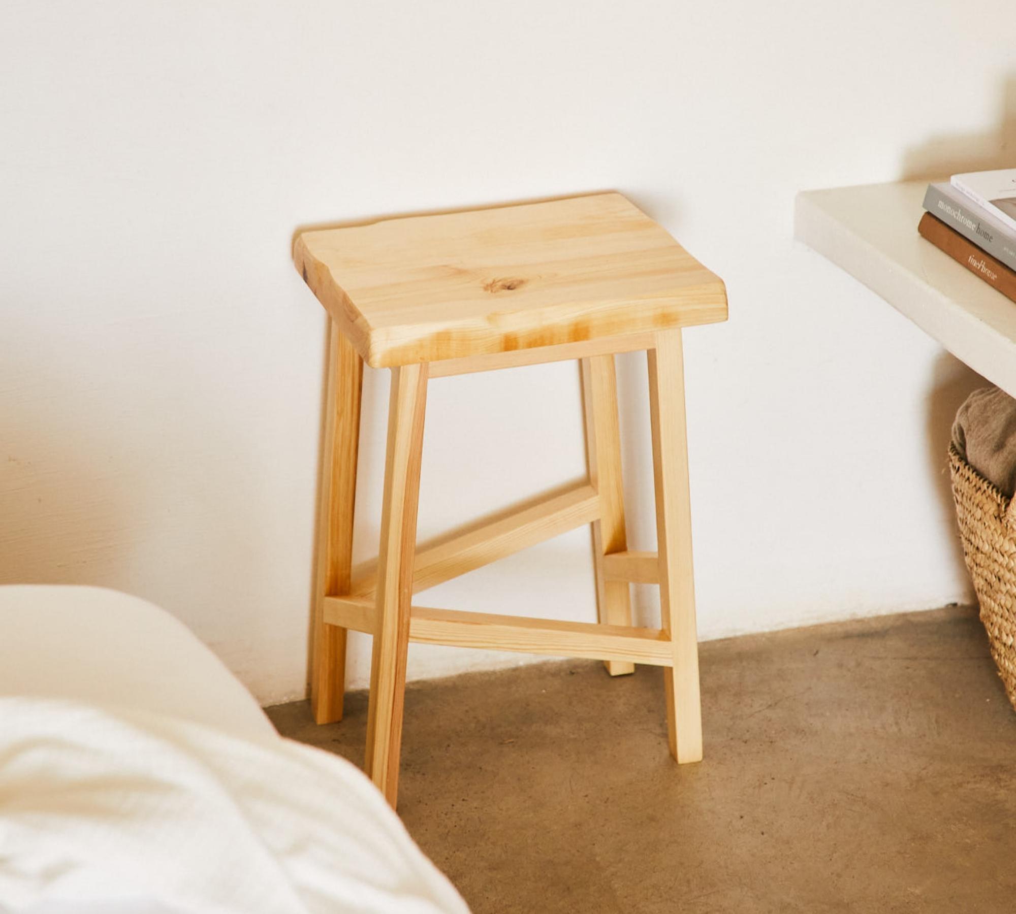 Minimalistischer Hocker aus Vollholz 