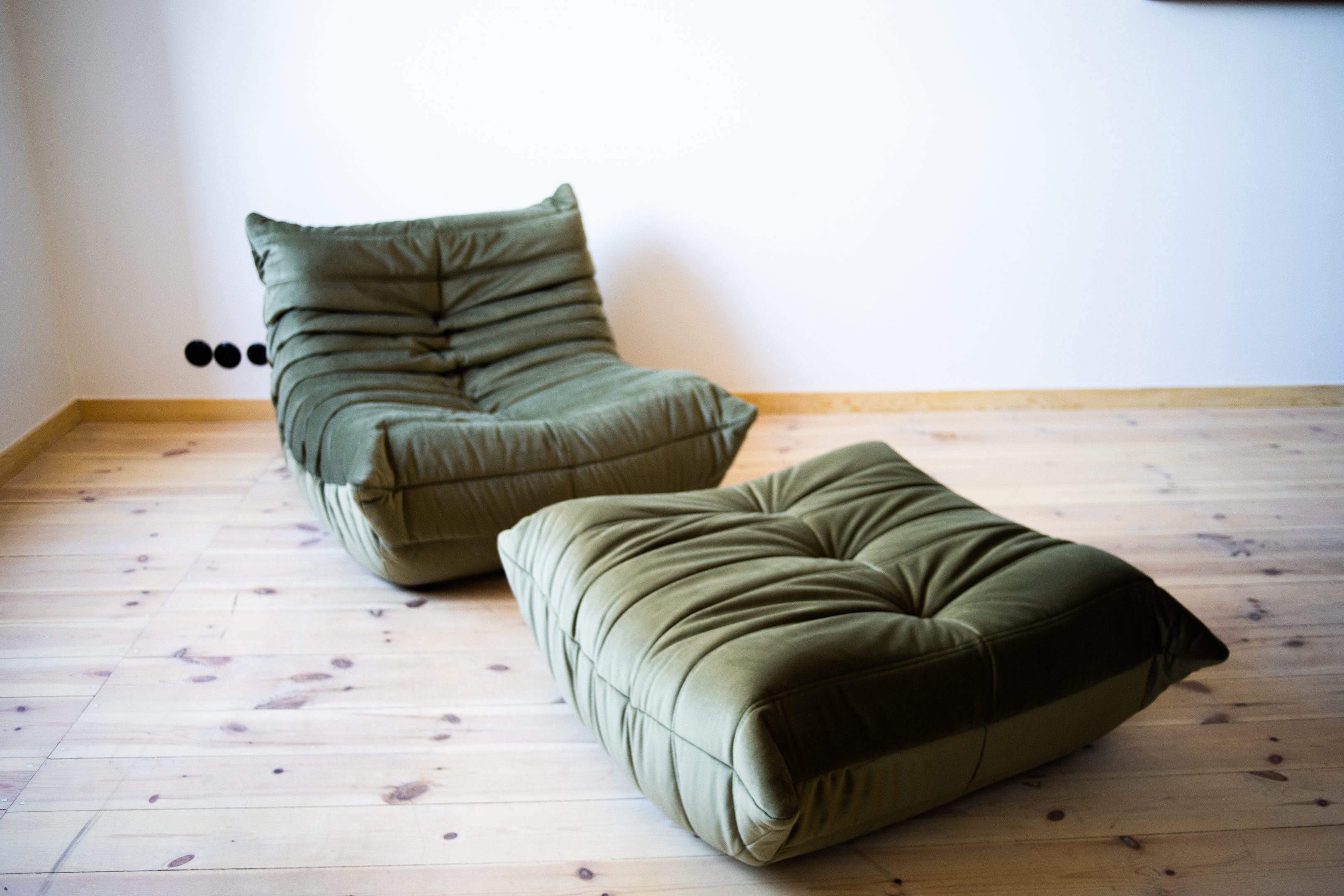 Set Poltrona e Pouf Togo in Velluto Verde Cachi