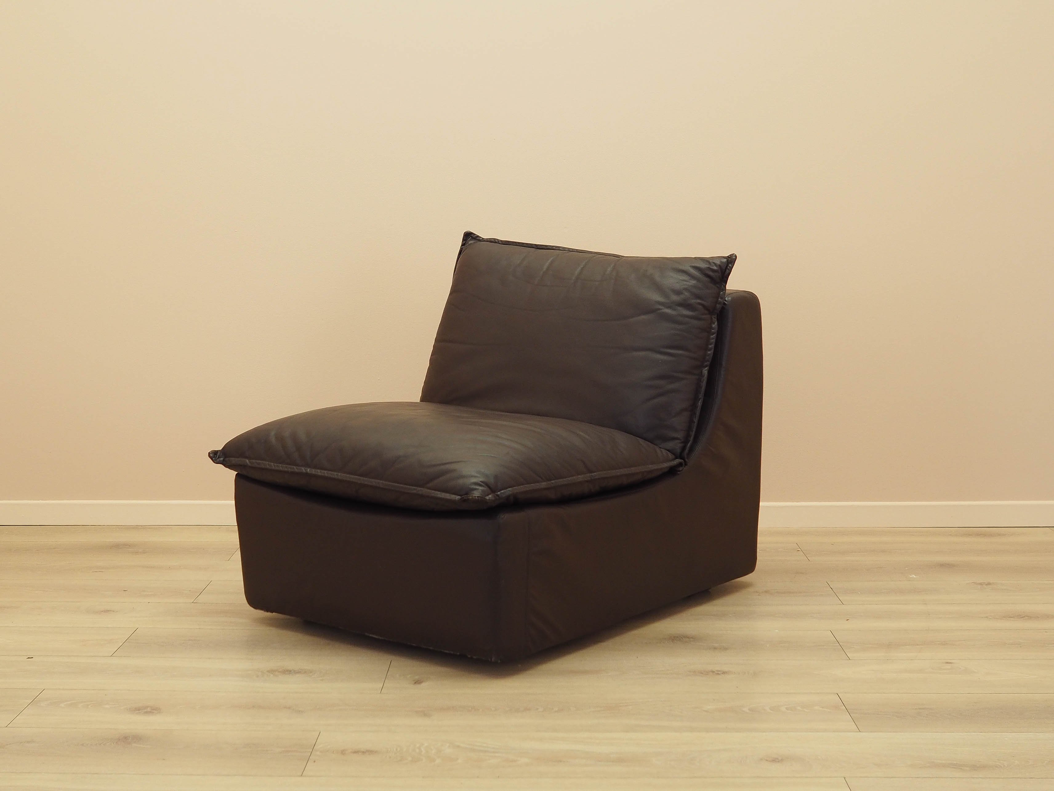 Leather armchair Brown