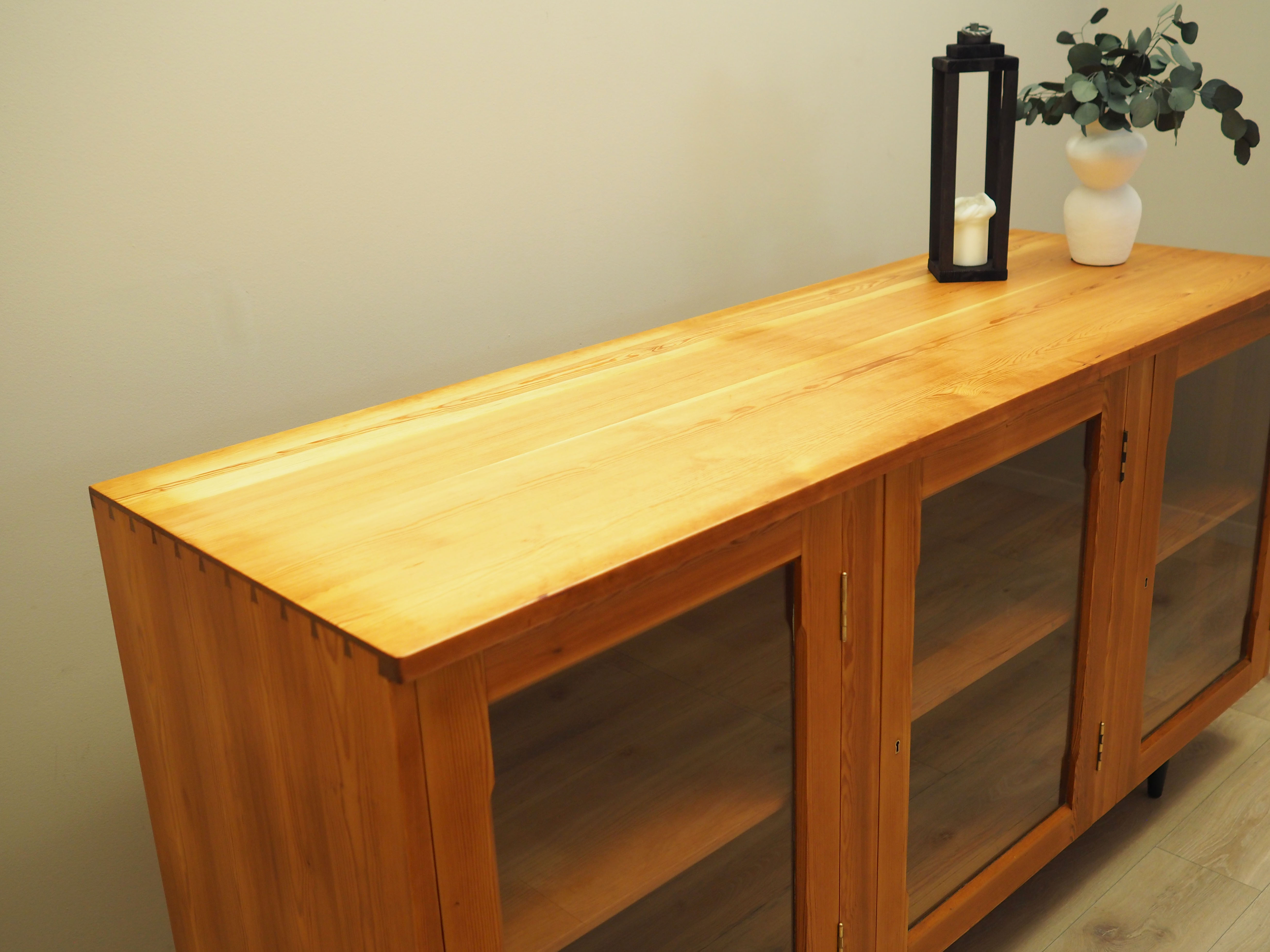 Display cabinet Pine wood 1980s