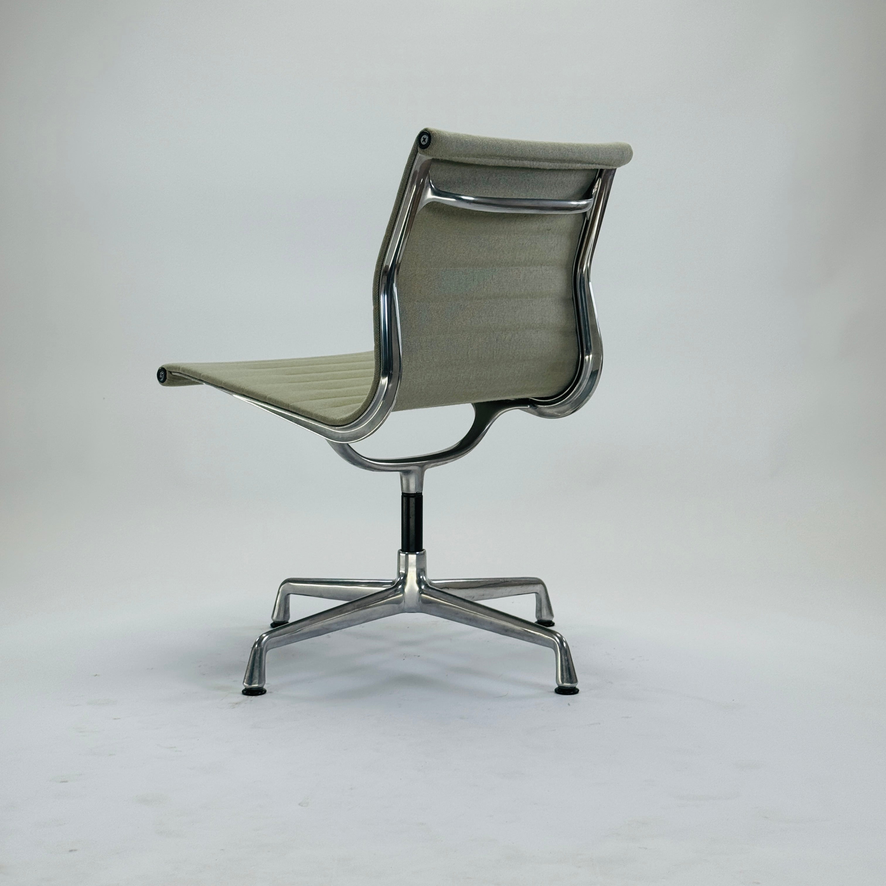 EA 105 Chair Aluminium Hellgrün