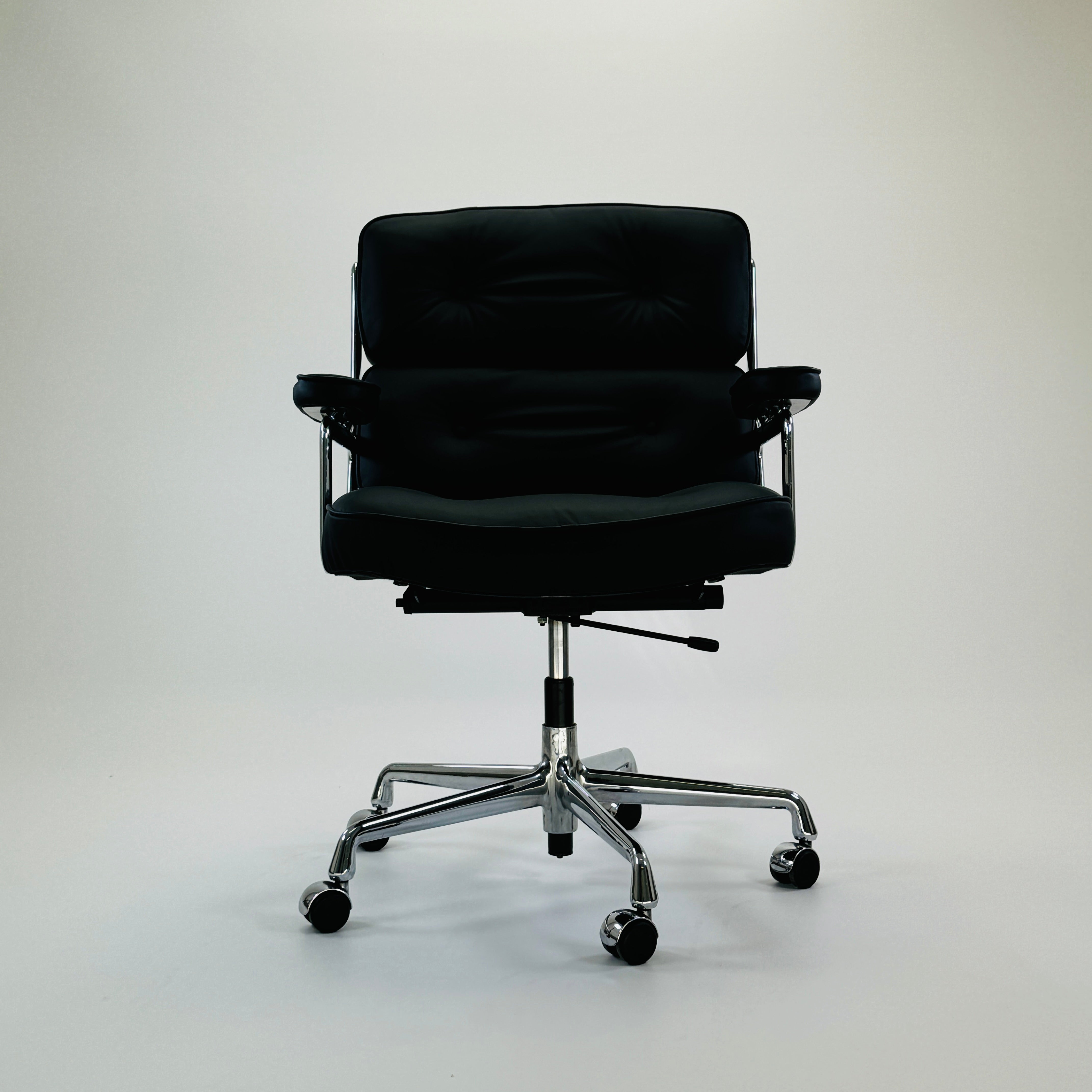 ES 104 Eames Lobby Chair Leder Schwarz