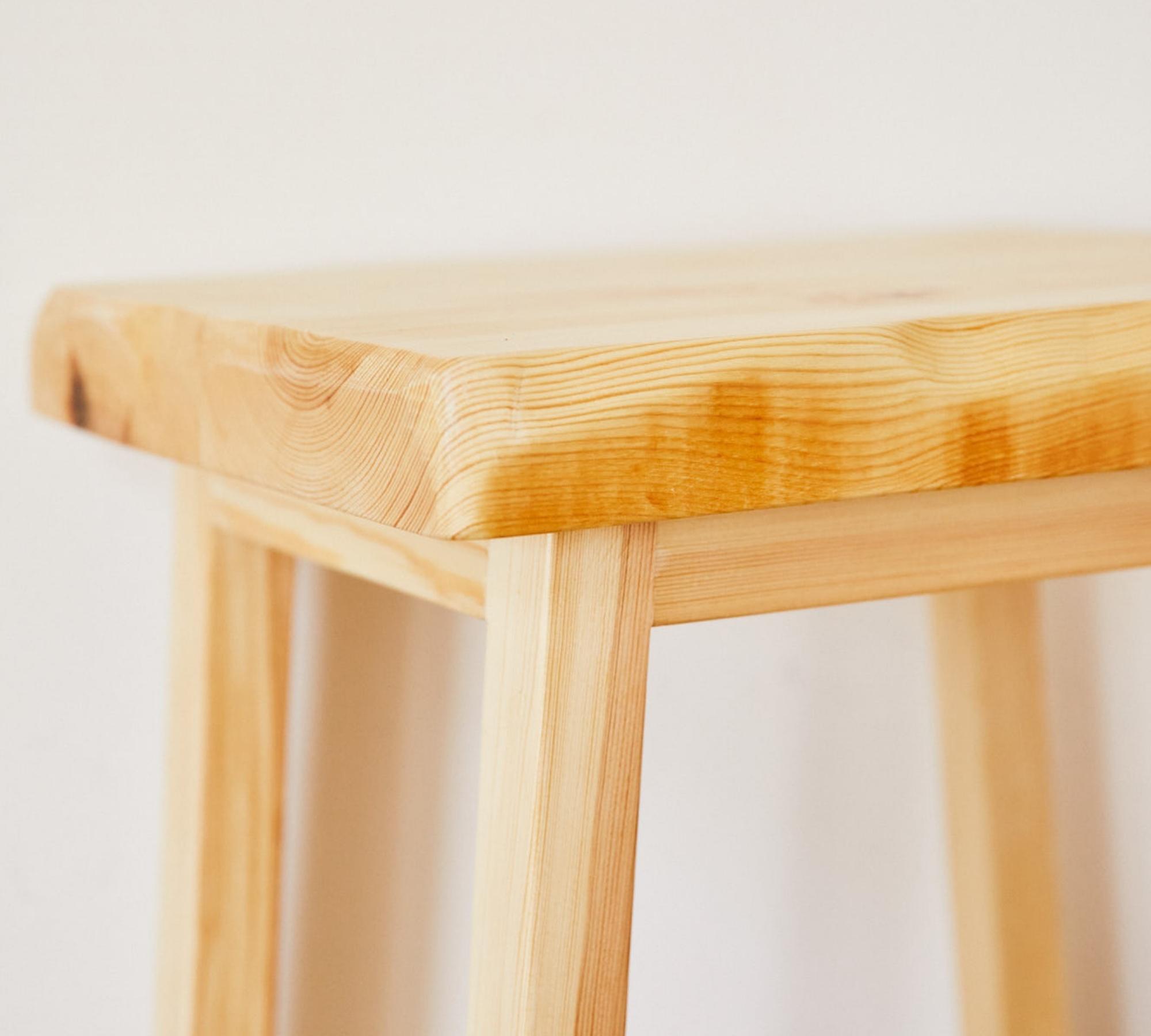 Minimalistischer Hocker aus Vollholz 