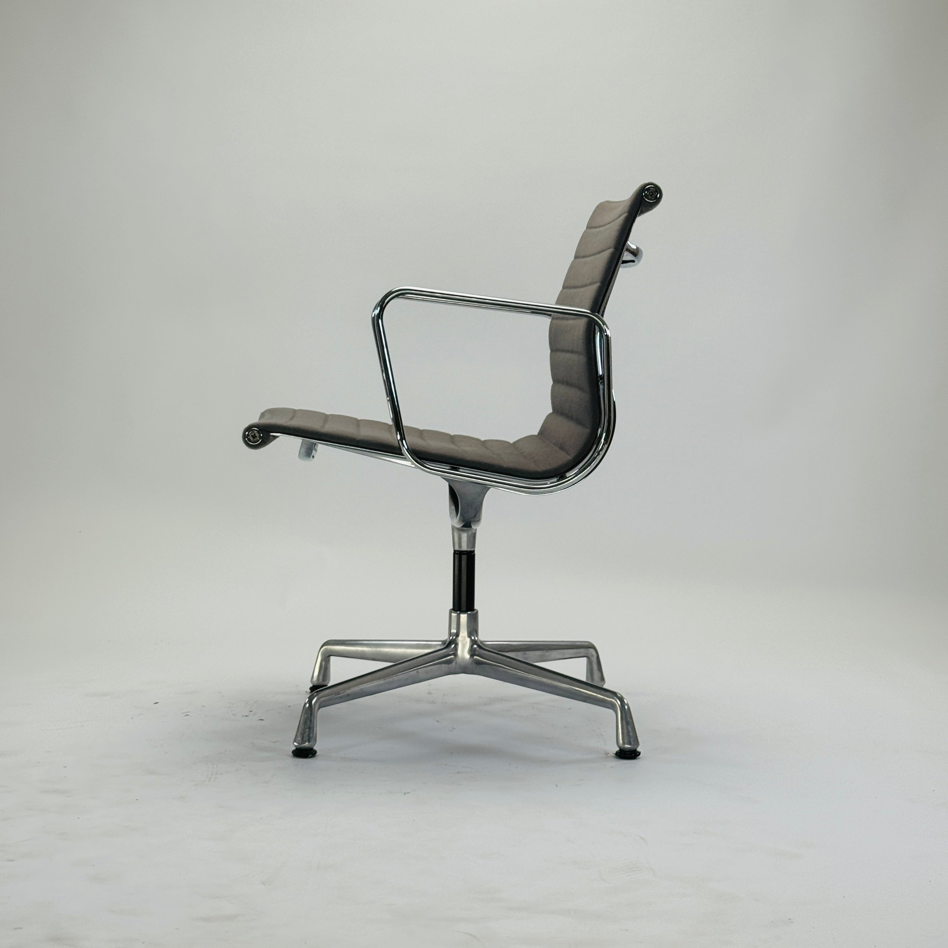 Eames EA 108 Aluminium Chair Grau