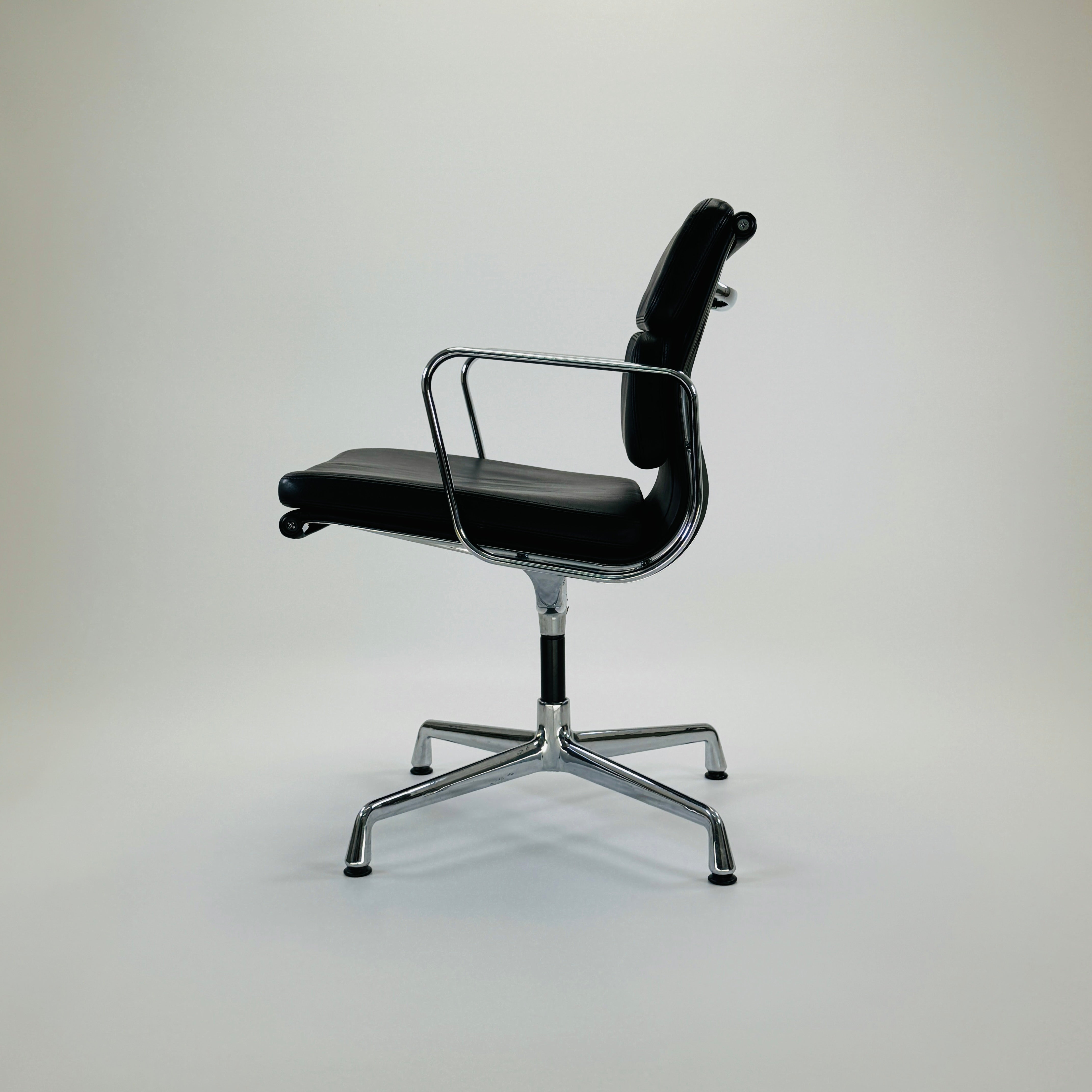 Vitra Eames EA208 Soft Pad Chair Leder Schwarz