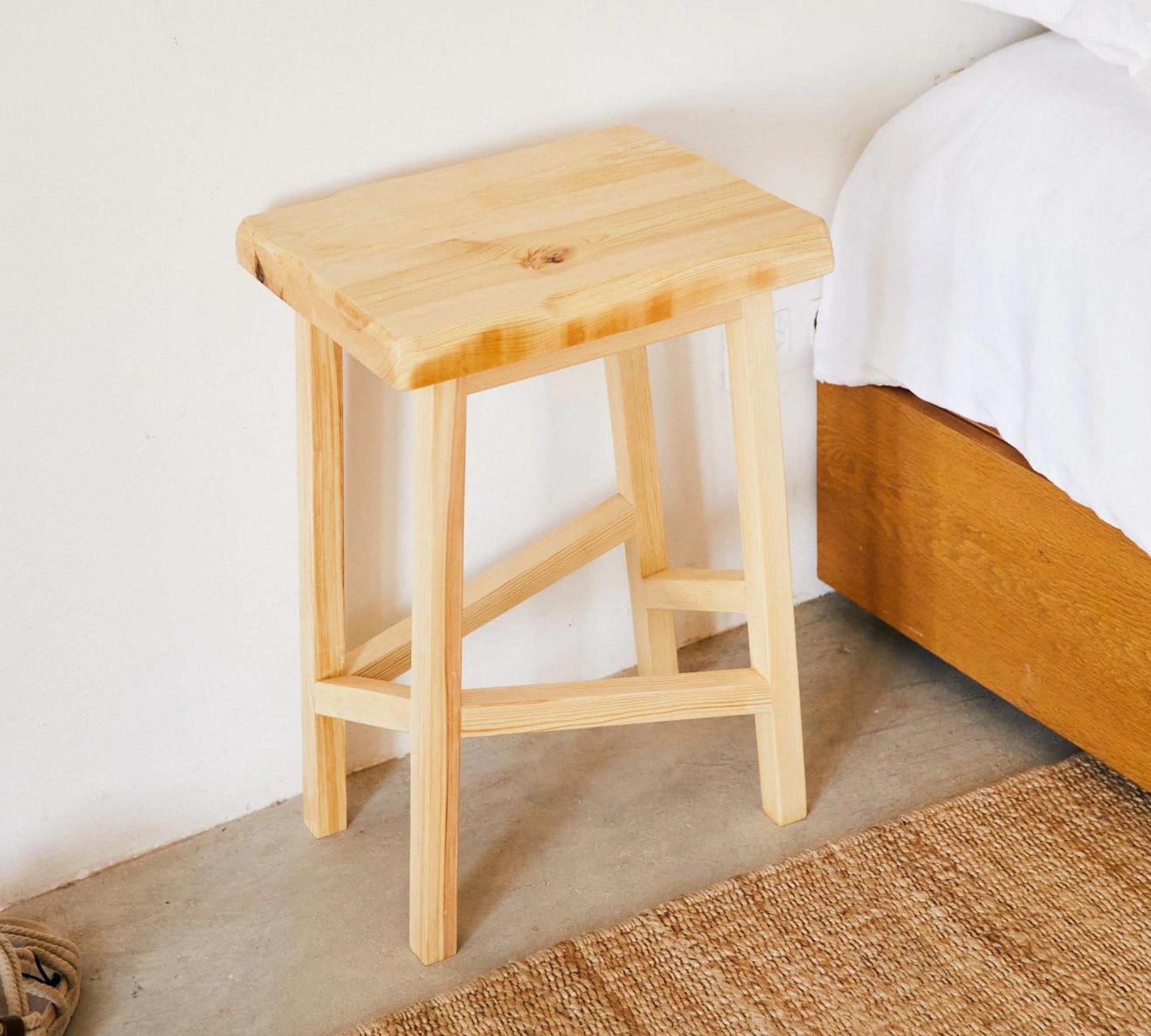 Minimalistischer Hocker aus Vollholz 