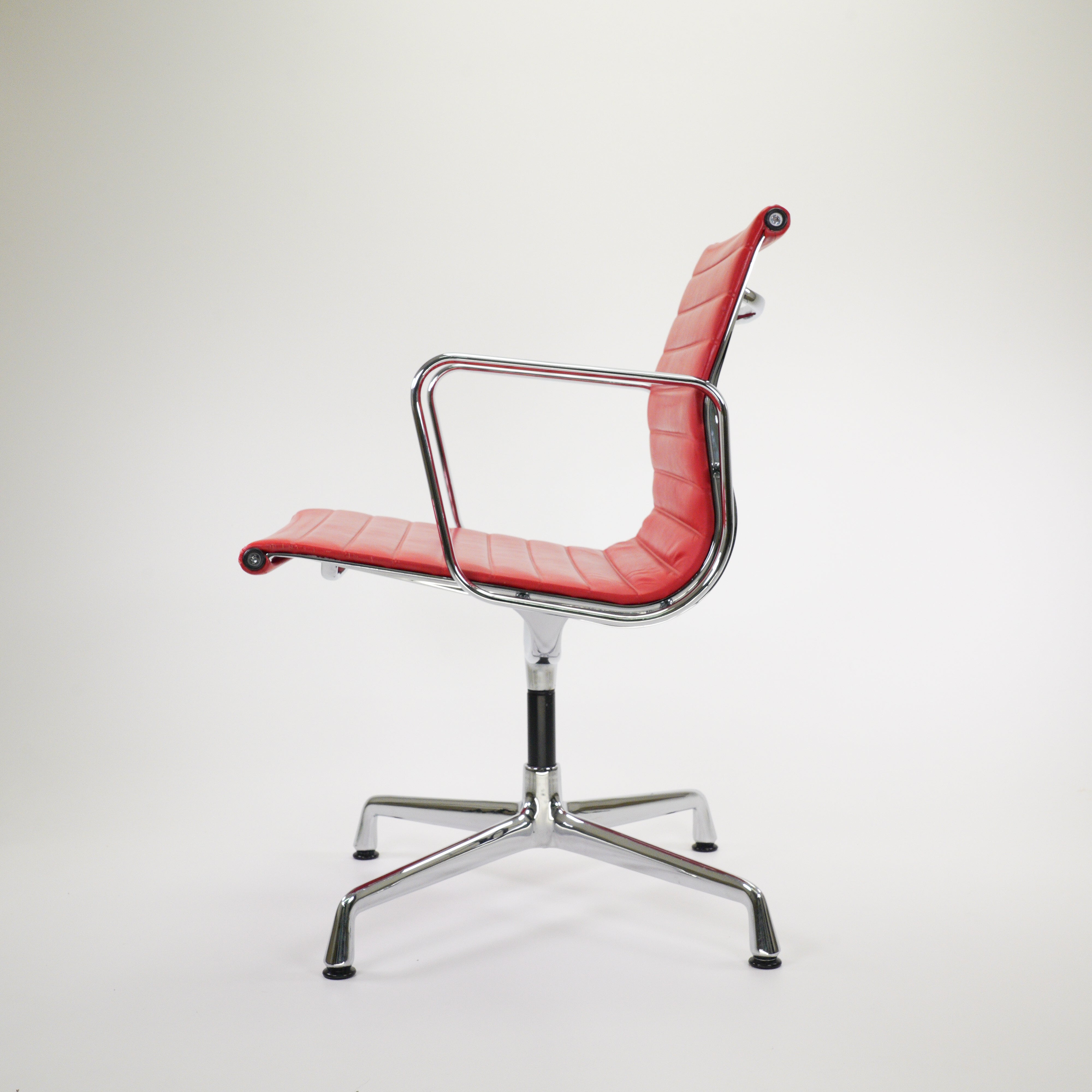 Eames EA 108 Stuhl Chrom Leder Rot