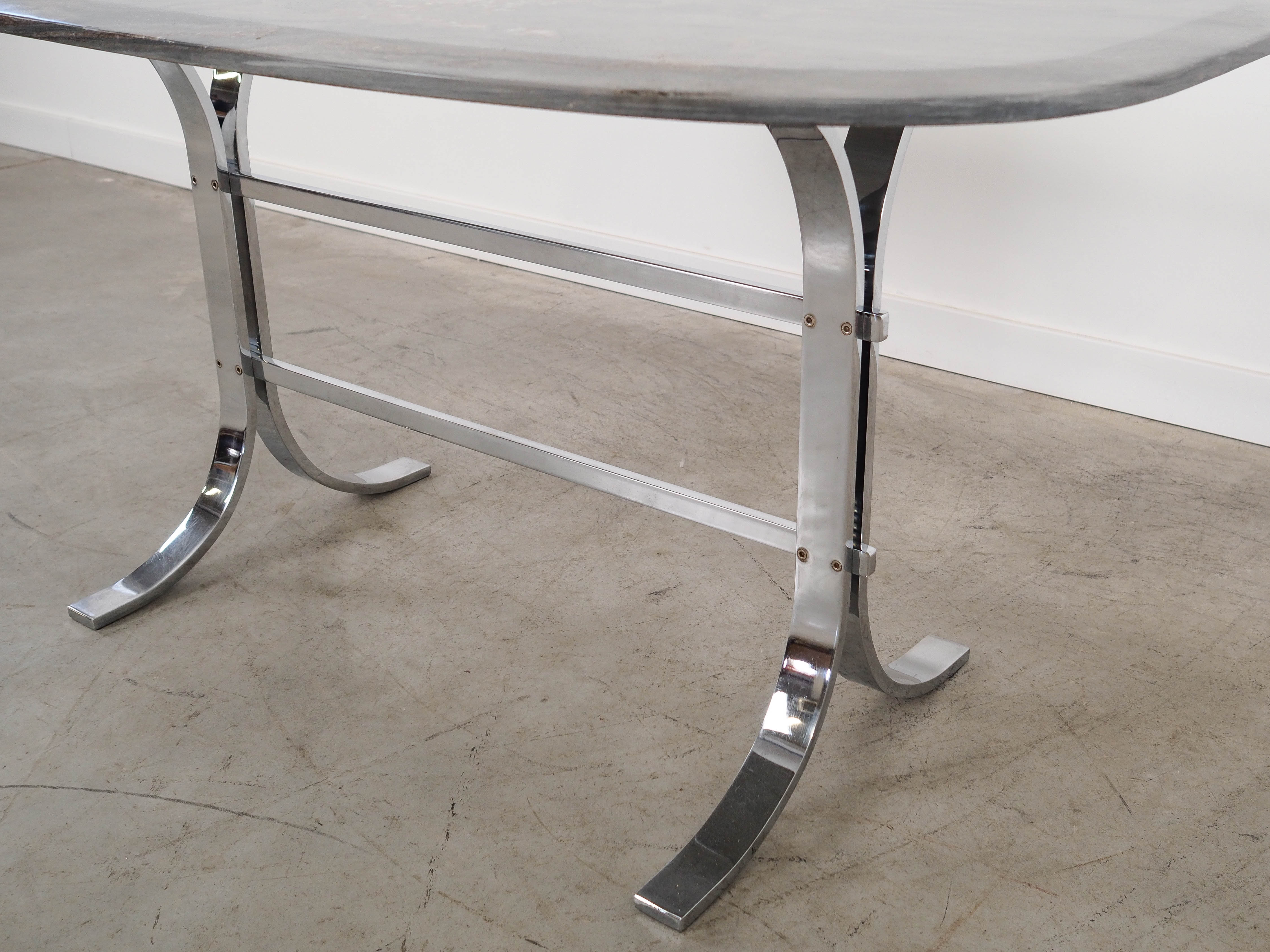 Steintisch 1980er Jahre