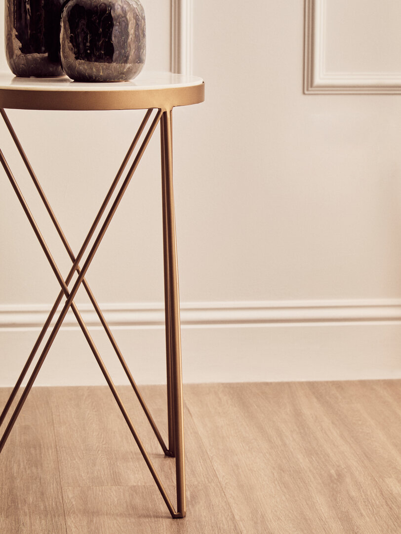 Beistelltisch Shalimar mit goldenen Beinen
